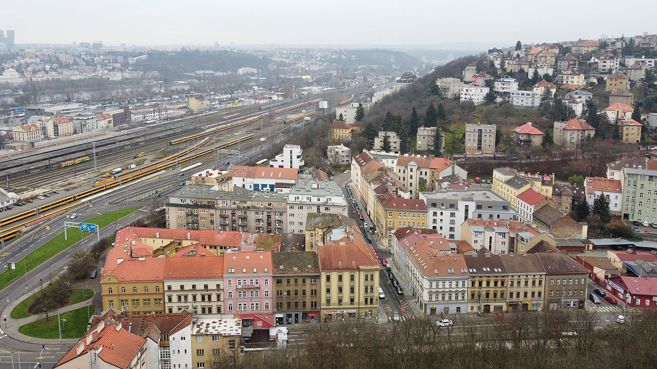 Pohled na Radlickou ulici a odstavné koleje, na kterých probíhá čištění souprav RegioJetu.