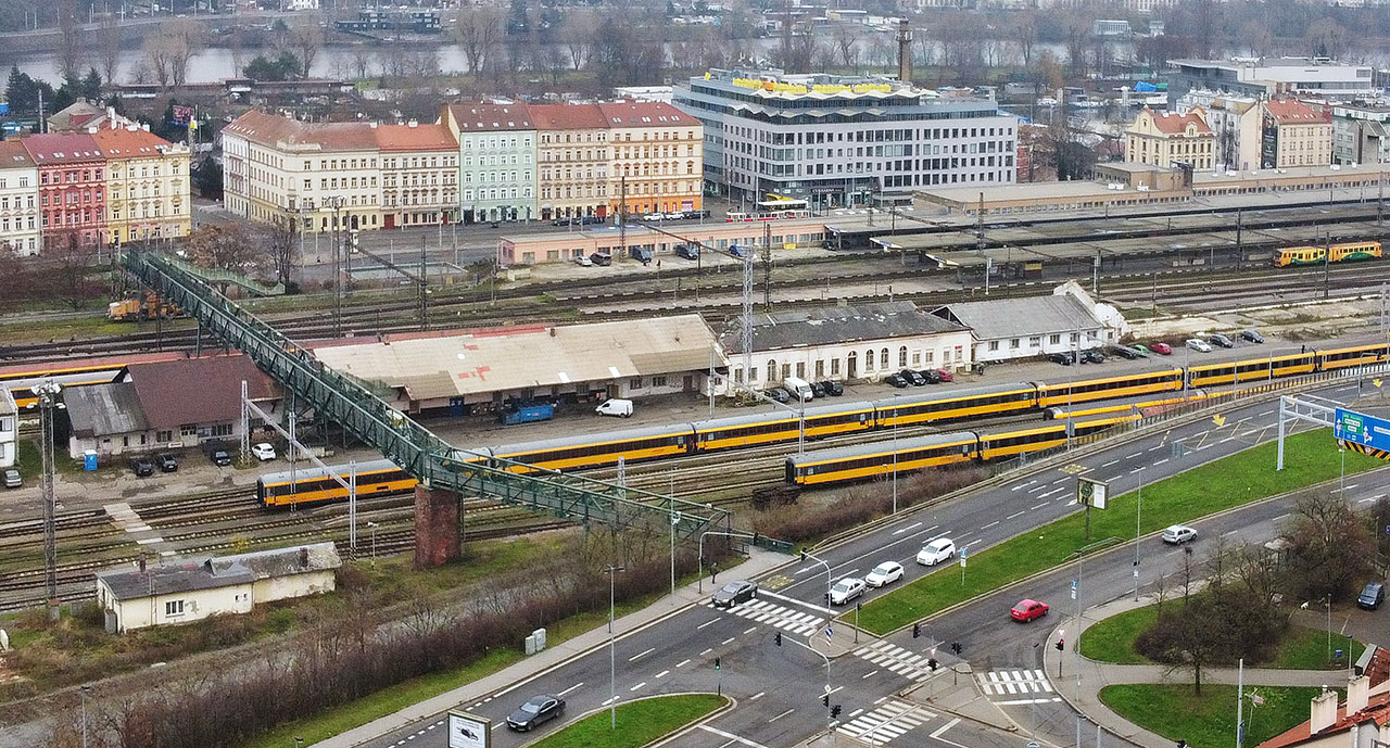 Naneštěstí má <a href="/Tema/Praha-Smíchov severní nástupiště (žst)">Praha-Smíchov severní nástupiště</a> před sebou už jen pár měsíců života. V rámci rekonstrukce zmizí pod bagry nenasytných developerů nejen nákladové nádraží, ale i severní nástupiště.