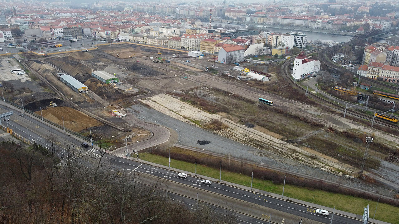 Nákladové nádraží už víceméně zmizelo. Tam, kde jsem ještě nedávno s Alpínem vystupoval na romantické zastávce <a href="/Tema/Praha-Smíchov Na Knížecí (obvod DVM nebo staniční kolejová skupina se zastávkou)">Praha-Smíchov Na Knížecí</a> už jsou jen hromady kontaminované zeminy.