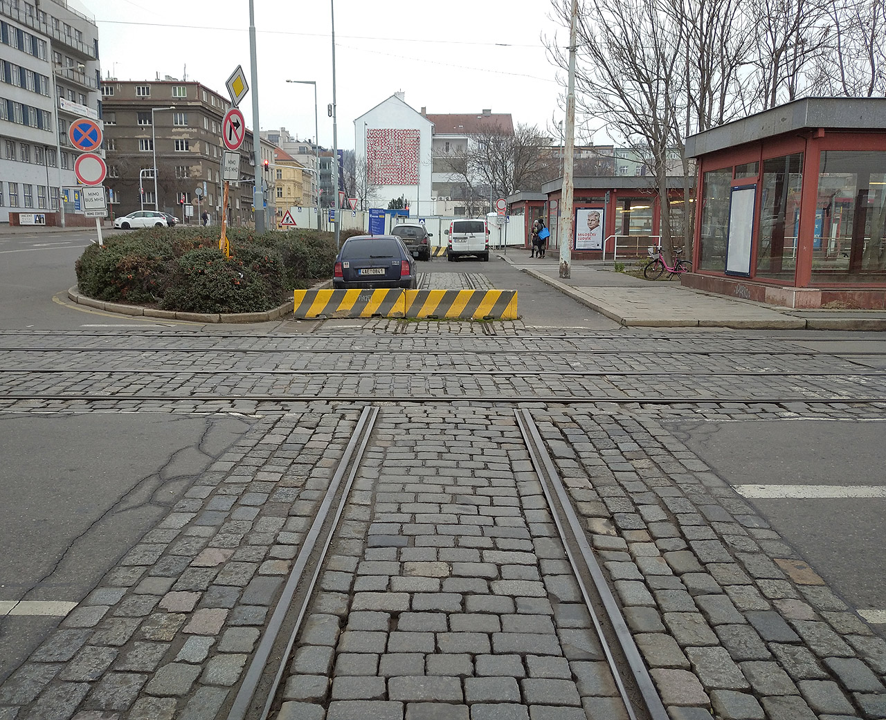 V těsném sousedství zastávky <a href="/Tema/Praha-Smíchov Na Knížecí (obvod DVM nebo staniční kolejová skupina se zastávkou)">Na Knížecí</a> vede dodnes přes ulici Za Ženskými domovy přes vozovku pozůstatek kdysi extrémně vytížené vlečky do ČKD Tatry Smíchov. Po téhle umírající koleji putovaly kdysi ke svým zákazníkům tisíce tramvají Tatra T3, která se stala historicky nejvyráběnější tramvají na světě!