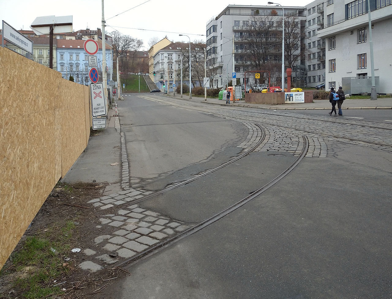 Zde také mohly vlaky najíždět na tramvajové koleje a naopak.