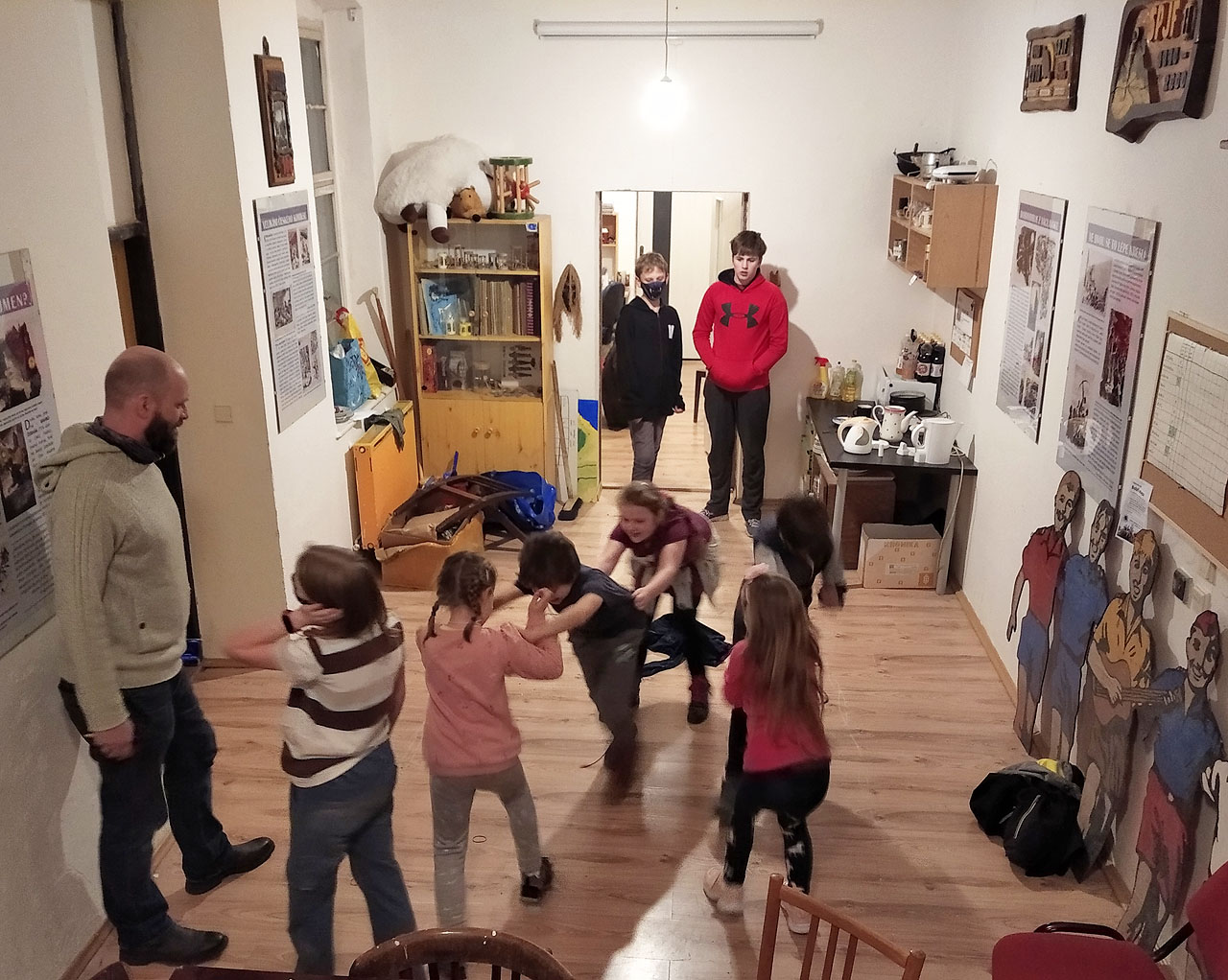 Nakonec jsme klubovnu rozděleli napůl hradbou z židlí, přes které jsme se ostřelovali. To už ale na fotce nemáme.