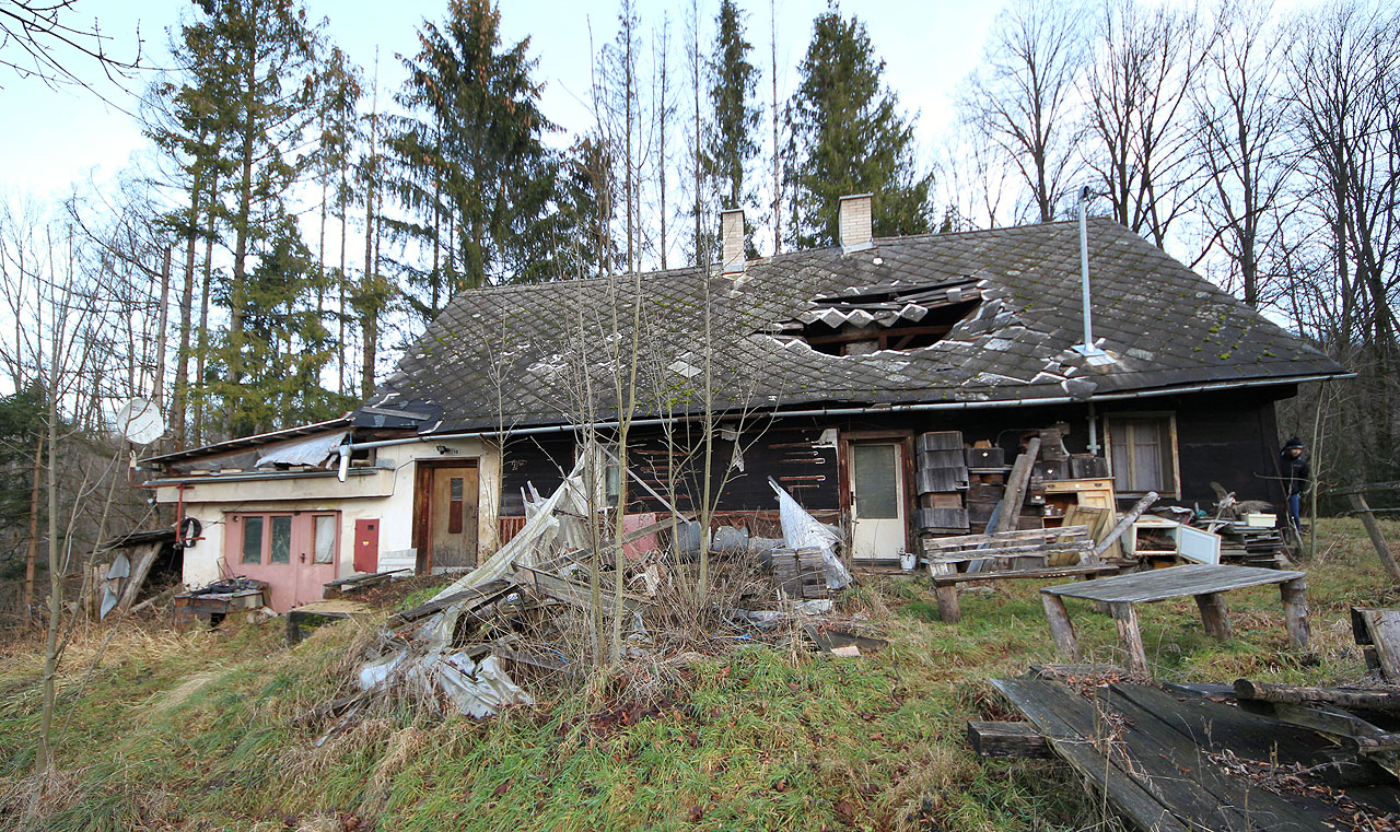 29. prosince a 4. návštěva - kamarád ¥, který s námi strávil zbytek akce až do Silvestra. Spolu jsme vyrazili do <a href="/Tema/Zlaté Hory">Zlatých Hor</a> a po cestě jsme narazili na smutně rozpadlou chaloupku, svědka jednoho století drsného života v pohraničí.