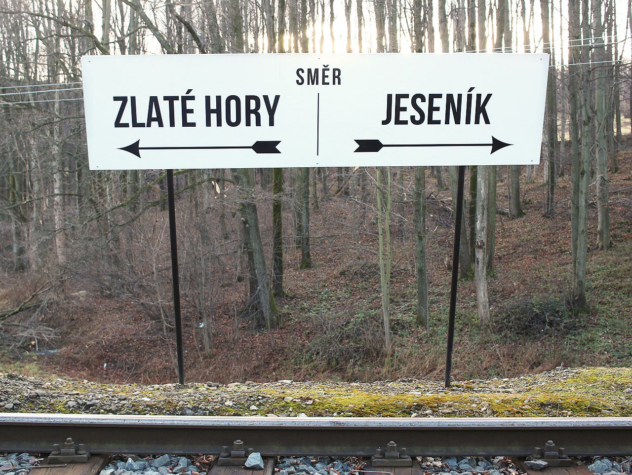 Další zajímavostí na cestě byla nikdy nedokončená železniční zastávka <a href="/Tema/Zlaté hory-skanzen (žzast)">Zlaté Hory-skanzen</a>.