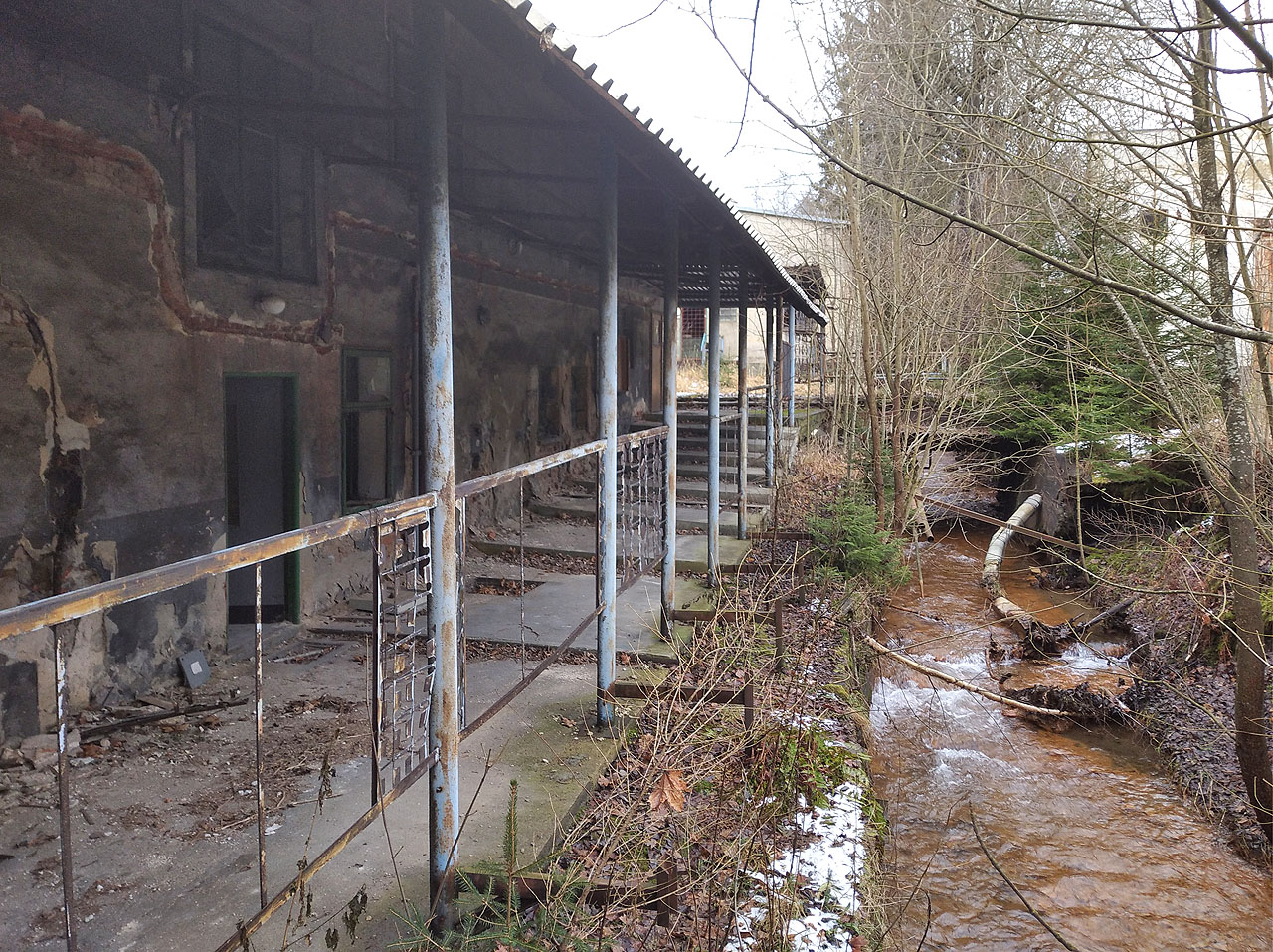 Opuštěné doly na grafit v Malém Vrbně mě uchvátily a strávil bych tam mnohem víc času, než by si mí kamarádi přáli.