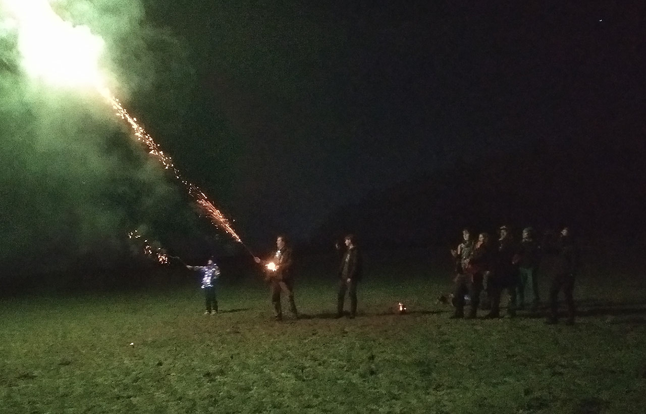 Silvestrovským ohňům nijak zvlášť neholduji, na samotnou oslavu konce roku jsme se nicméně přidali k Táborníkům (po 8. návštěvě s Lakrosáři u hajného v <a href="/tema/Černá Voda">Černé Vodě</a> asi 9. a poslední návštěva), kteří stříleli rachejtle ostošest.