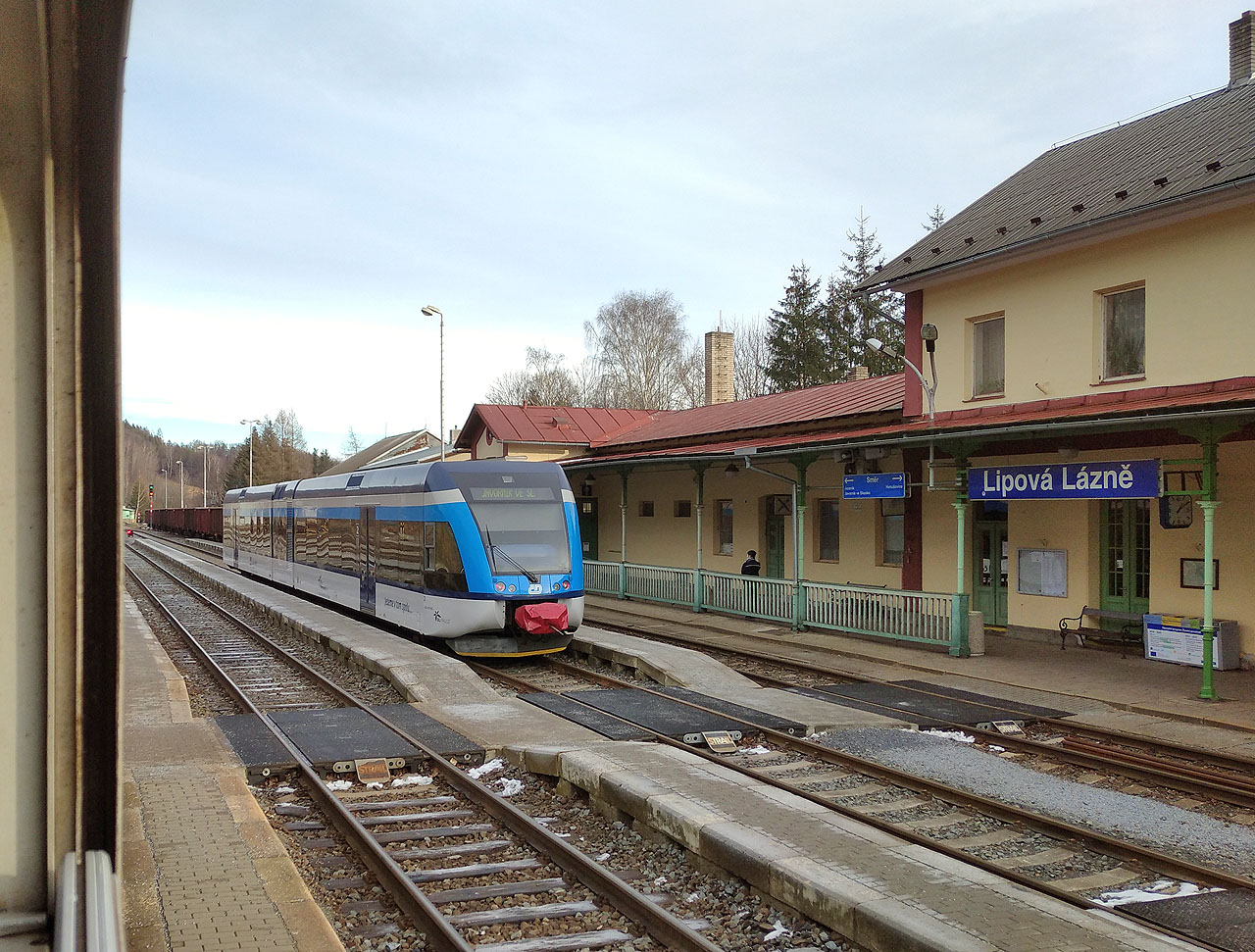 Na zpátečné cestě jsme v <a href="/Tema/Lipová Lázně (žst)">Lipové Lázních</a> poprvé potkali starý motorák, který nově jezdí do Javorníku: ojetinu Českých drah z Německa - Stadler GTW (česká řada 646). Někde tady jsem zřejmě ve vlaku chytil covid - to jsem se ale dozvěděl až za několik dní, po které jsem ohrožoval (naštěstí bezvýsledně) své kamarády infekcí.