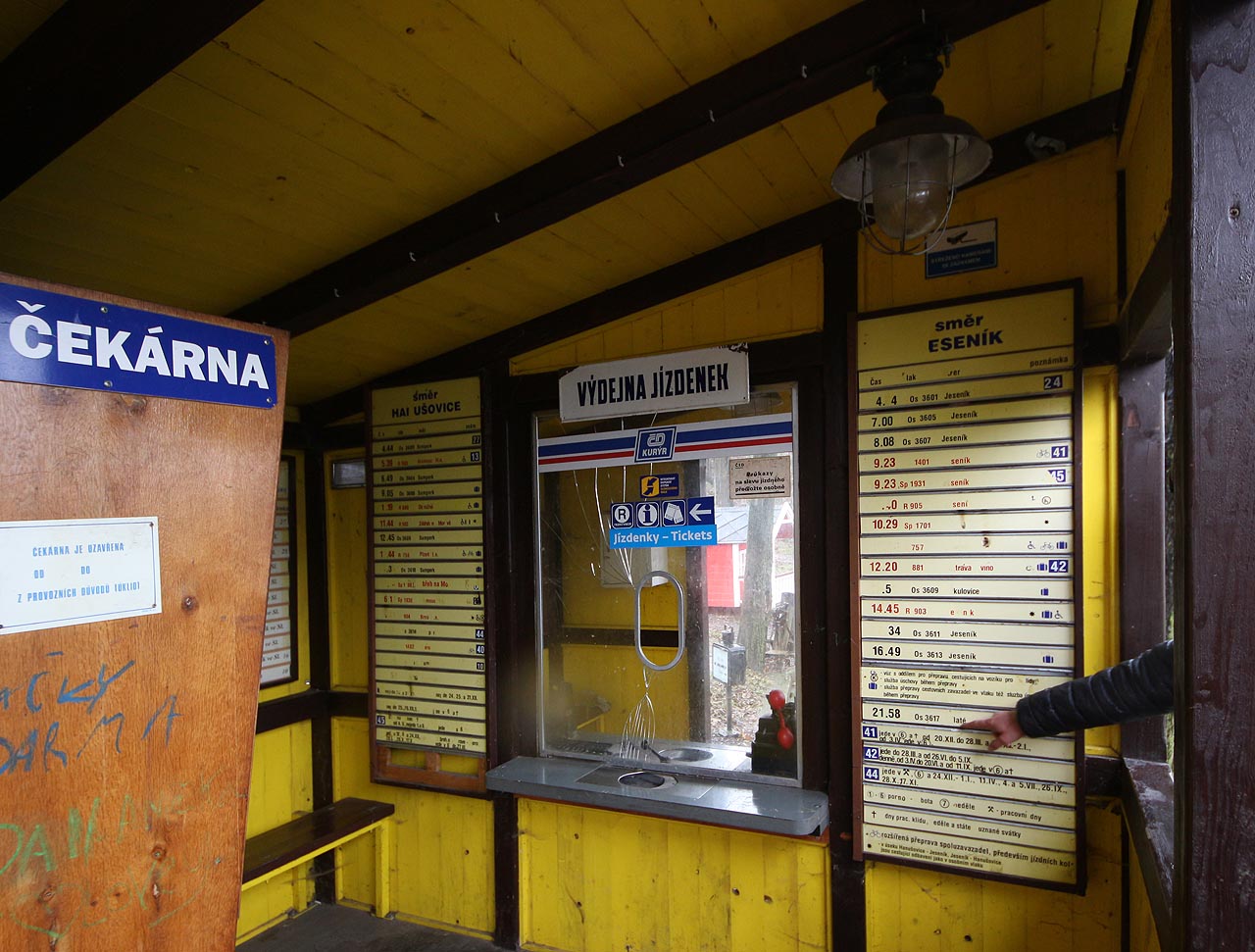 S Moukou jsme taky znovuobjevili podivné železniční hriště v Písečné za nádražím, včetně falešné výdejny jízdenek a jízdních řádů.
