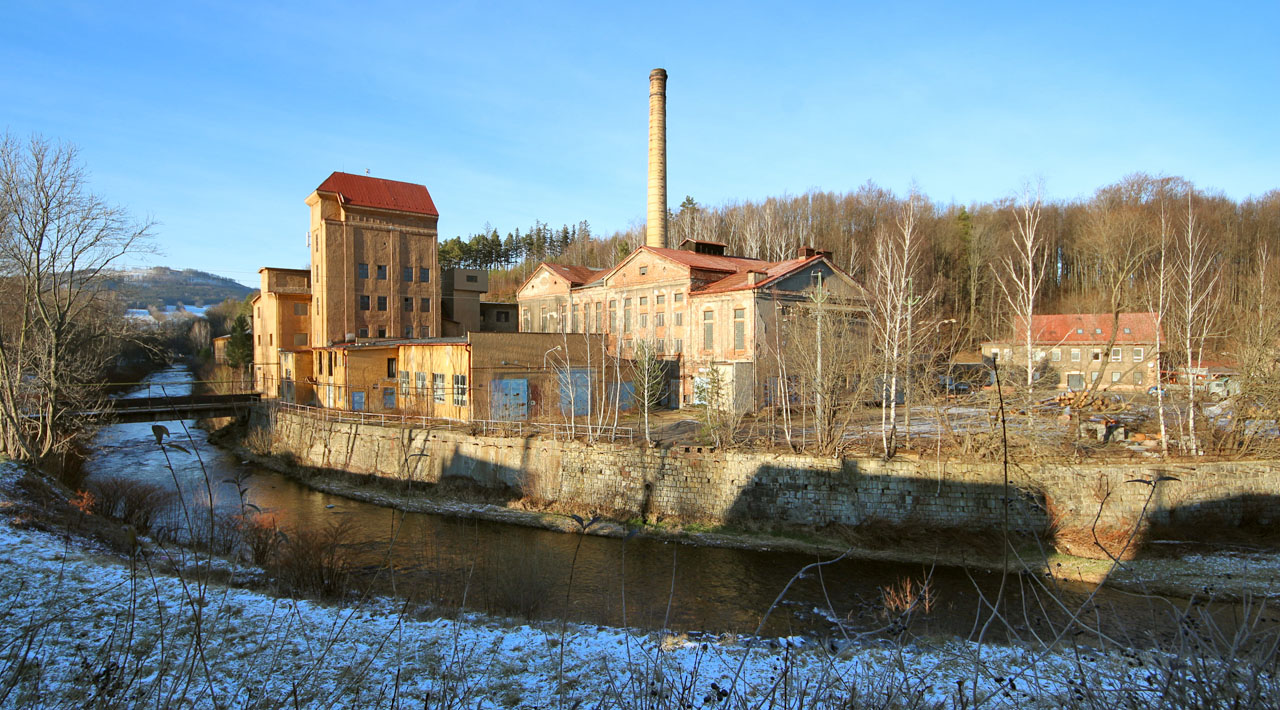S Doubravkou jsme taky prozkoumali a zdokumentovali <a href="/Tema/Úzkokolejka papírny v Písečné">úzkokolejku, která vedla od papírny svahem nahoru</a> k překladišti dřeva za <a href="/Tema/Písečná (žst)">nádražím</a>.