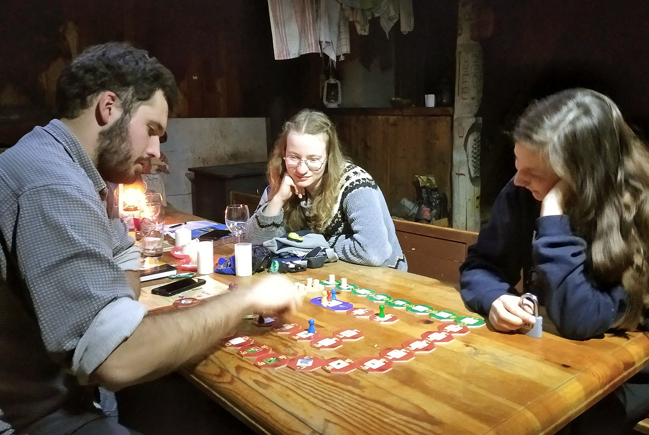 Ve srubu jsme našli deskovou hru neznámého jména s pravidly pouze v němčině. Nakonec jsme je dokázali vyluštit i pochopit, ale zabralo nám to víc času než samotné hraní hry.