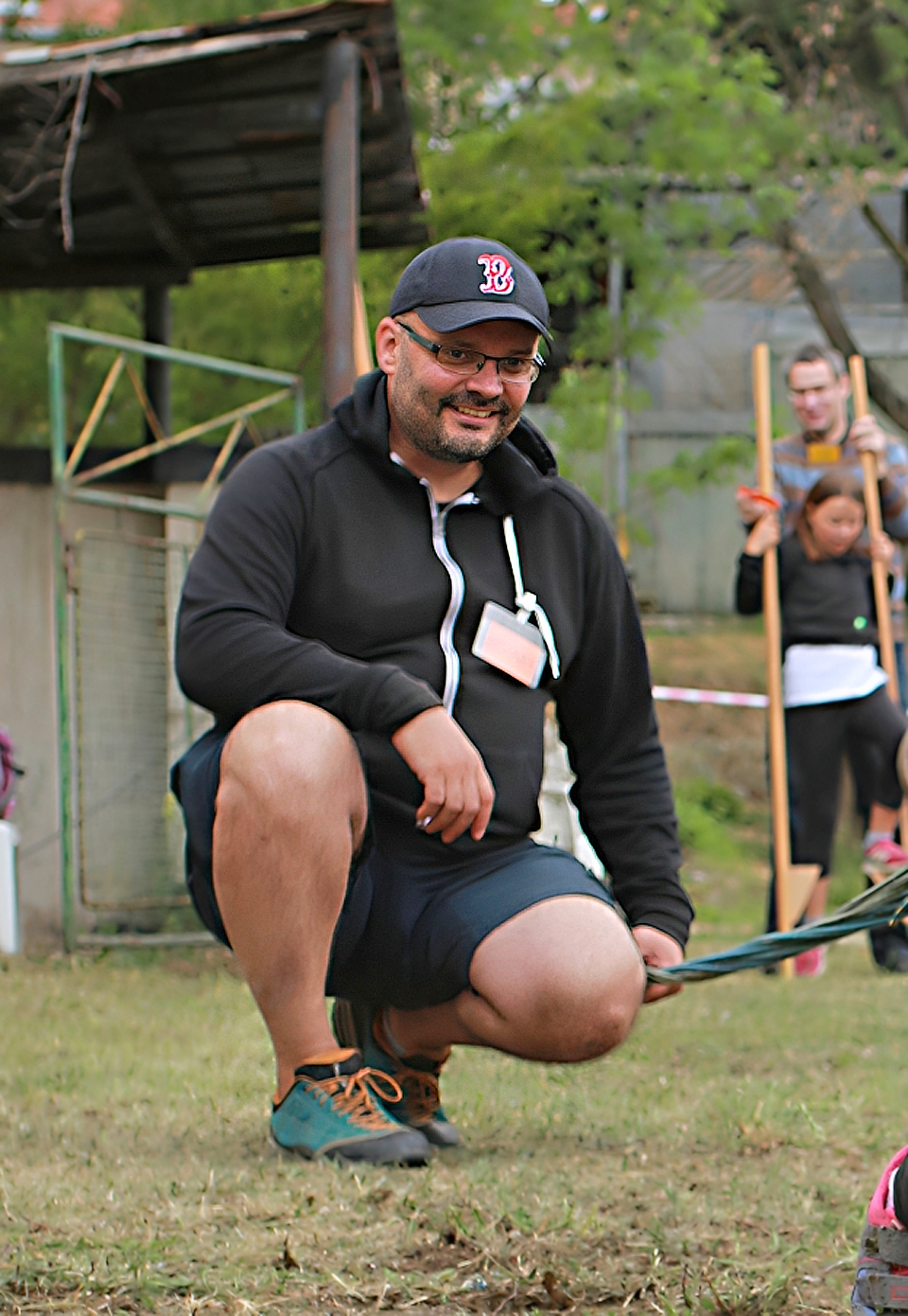 František Piliar v baseballové čepici na fotce z léta 2018, kdy s OSMČ pořádal na Kraví hoře den otevřených dveří ve <a href="/Tema/Vojenský areál pod Lerchovou ulicí">opuštěném vojenském areálu</a>. Původně jsem nefotil jeho, na fotce byl jen v pozadí a rozmazaný - netušil jsem, že to bude můj poslední snímek s ním. Fotku jsem v roce 2023 zaostřil za pomoci umělé inteligence - jednoho z témat, na které bych tak rád v paralelním Vesmíru s Františkem zavedl řeč…