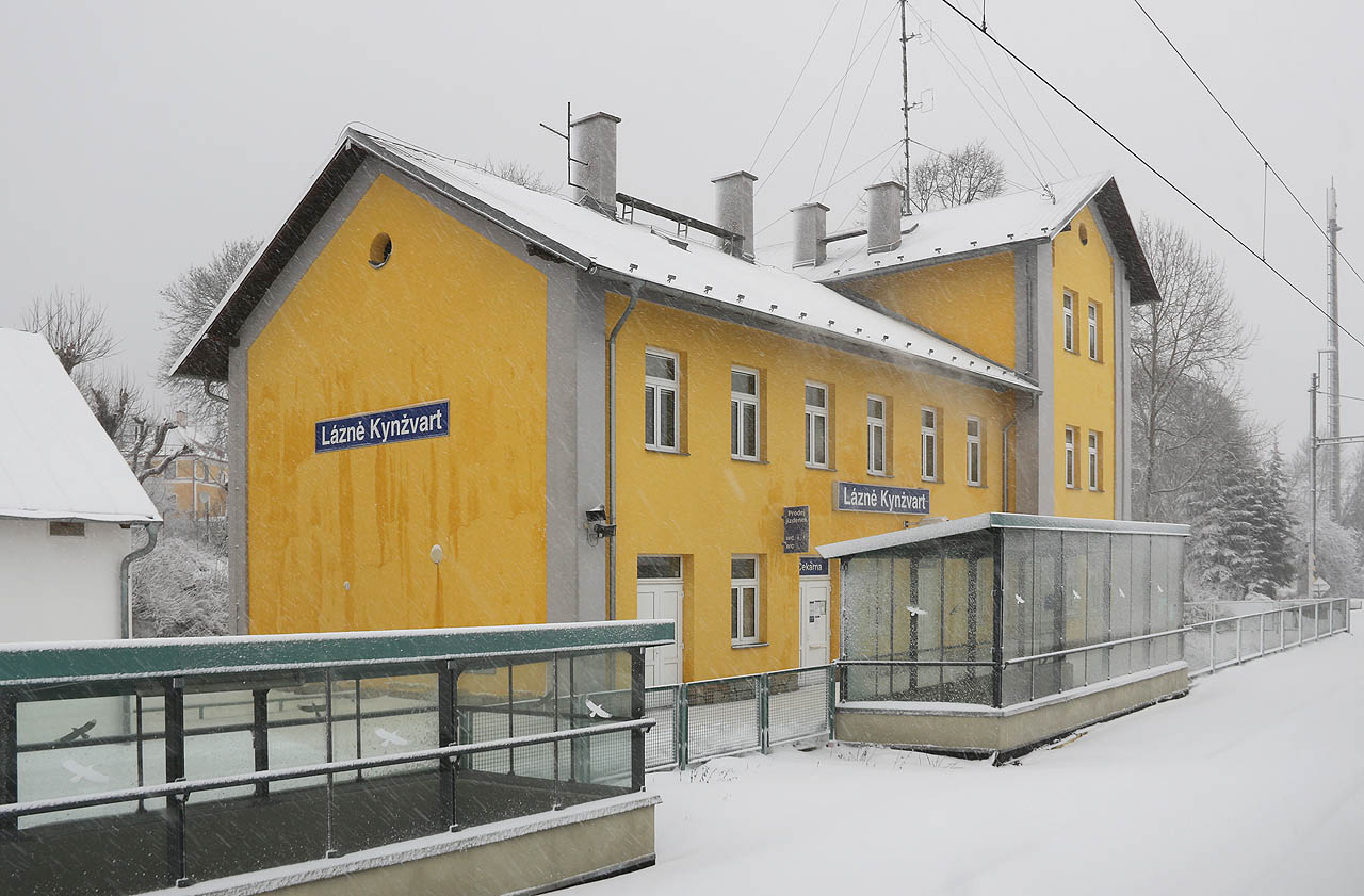 Brzy ráno jsme vyjížděli z Brna, kde počasí bylo ještě docela příjemné. O půl desáté dopoledne jsme ale vystoupili v Kynžvartu, kde se z nebe sypal hustě sníh. Naše západočeské dobrodružství začalo.