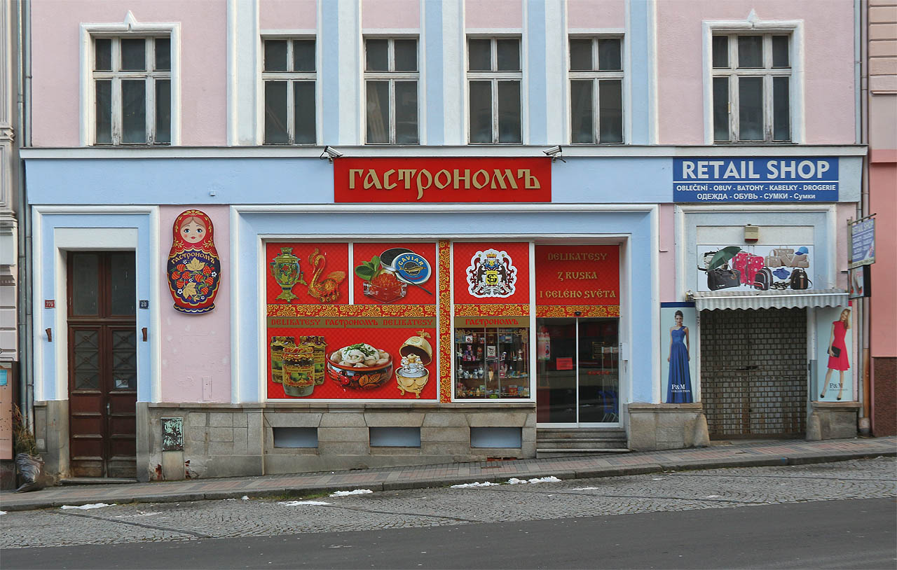 Jak praví legenda, v Karlových Varech jsou vedle sebe obchody ruské i americké.