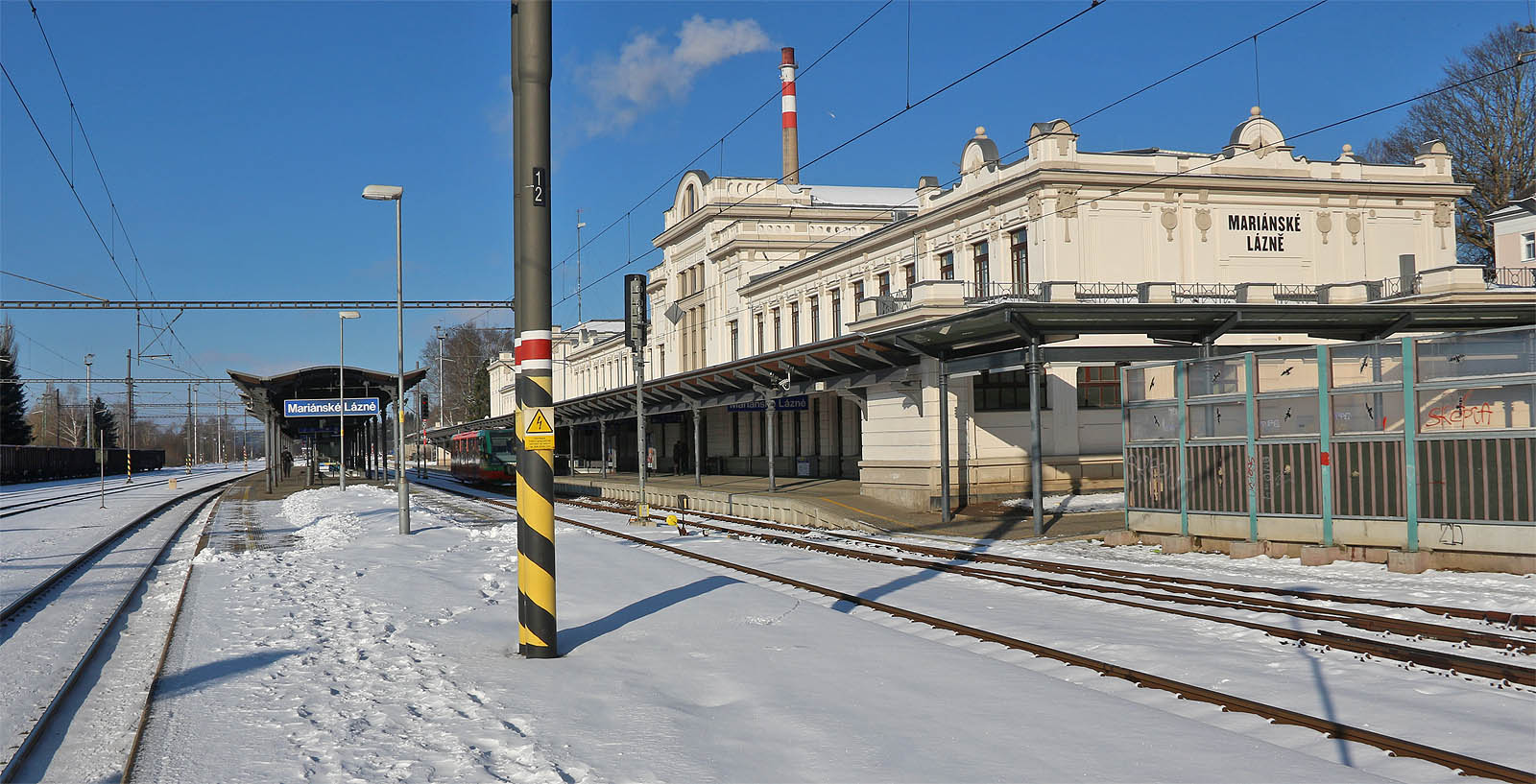 Naší poslední štací a současně druhým setkáním s Narayani byly Mariánské lázně. Přijeli jsme z Karlových Varů po romantické <a href="/Tema/Železniční trať Karlovy Vary – Mariánské Lázně">trati č. 149</a> a setkali jsme se přímo ve výpravné výpravní budově.