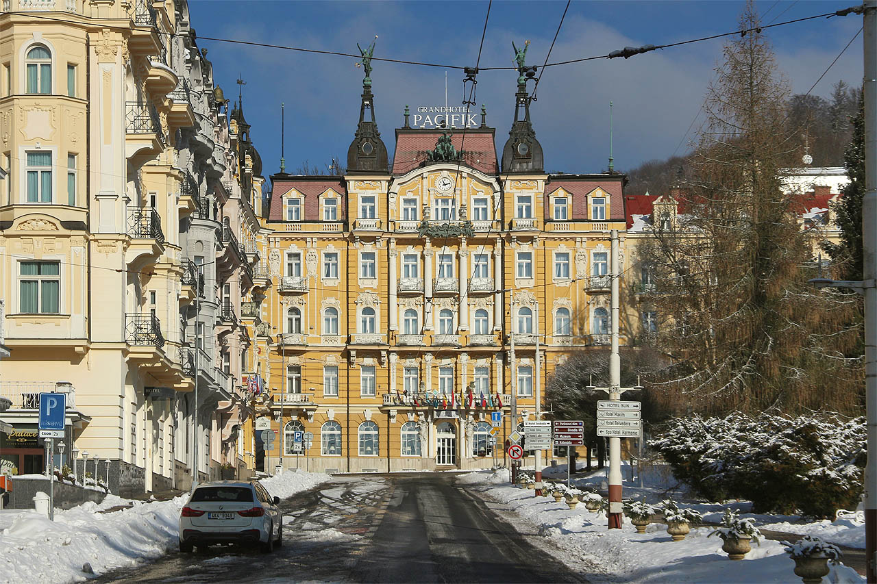 Mariánské lázně nezapřou svůj ryze městský charakter. Jen škoda, že tu místo tramvají jezdí už jen trolejbusy.