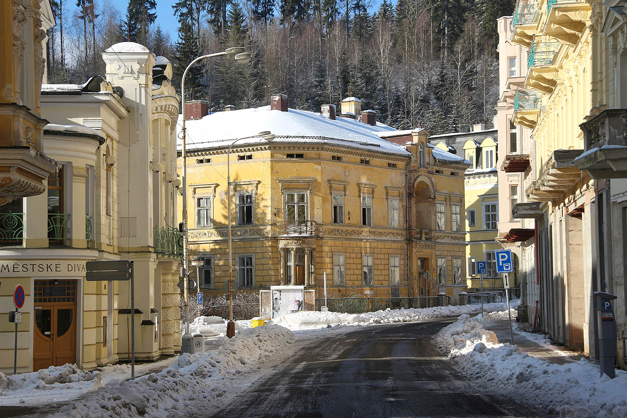 Mírně zašlá sláva je tu cítit na každém kroku, opuštěných budov je tu přehršel. Přesto jsem přesvědčený, že Mariánské Lázně čeká skvelá budoucnost.