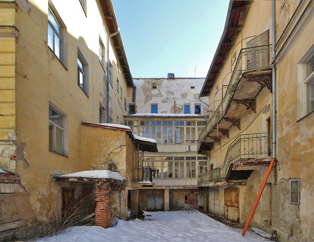 Samozřejmě jsme pár chátrajících lázeňských budov museli prozkoumat i takříkajíc zevnitř.