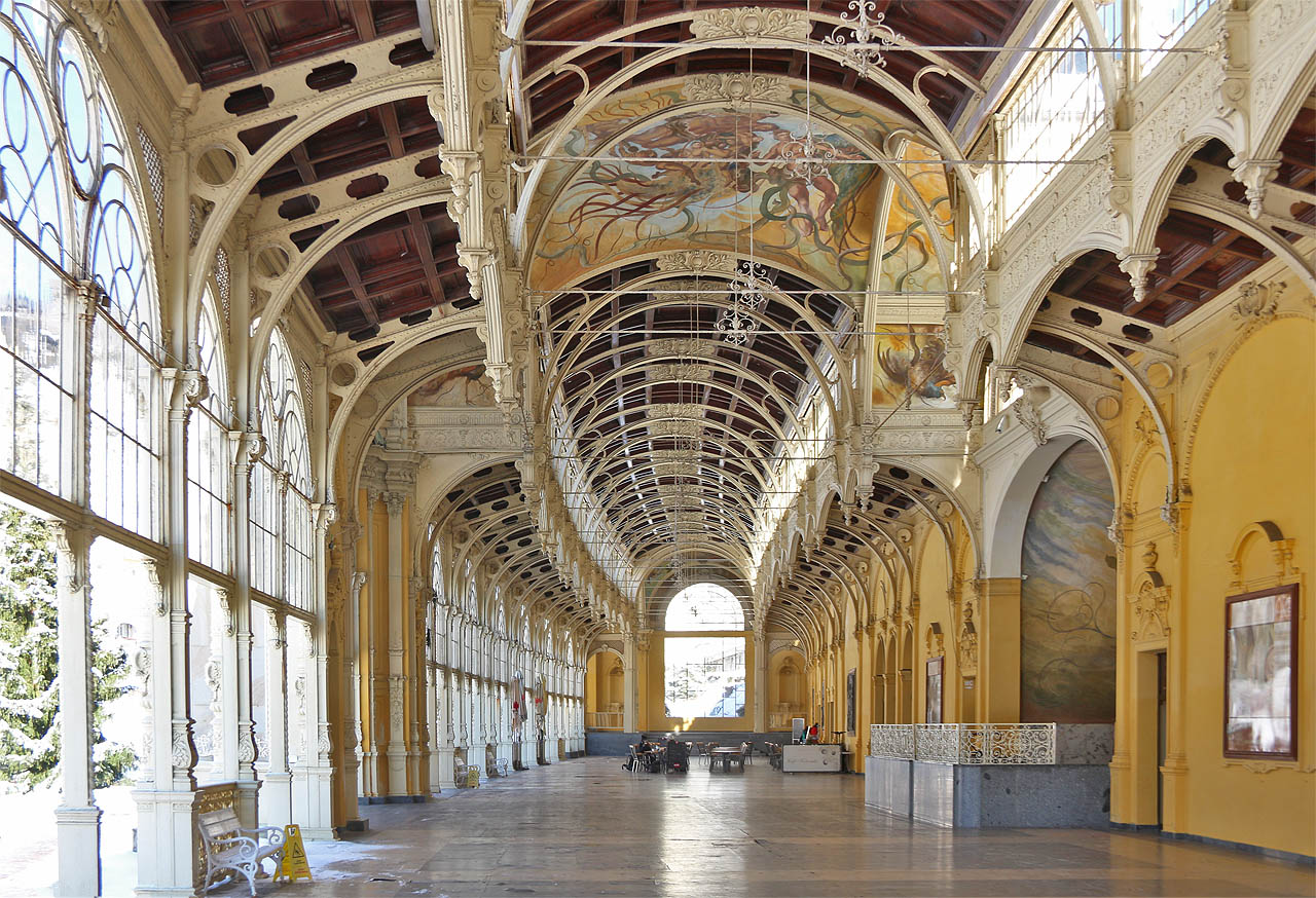 V kolonádě Maxima Gorkého jsme konečně našli místo, kde jsme si mohli legálně sednout a dát si něco dobrého us tolu. Káva byla gorká, jinak ale profukoval loubím ledový vítr.