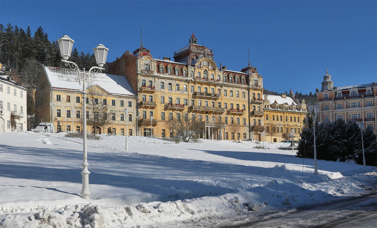 Nádherných opuštěných budov je město plné. Třeba Klebelsberský palác se později stal hotelem Weimar, ještě později hotelem Kavkaz a dnes chátrá (jako na Kavkaze).
