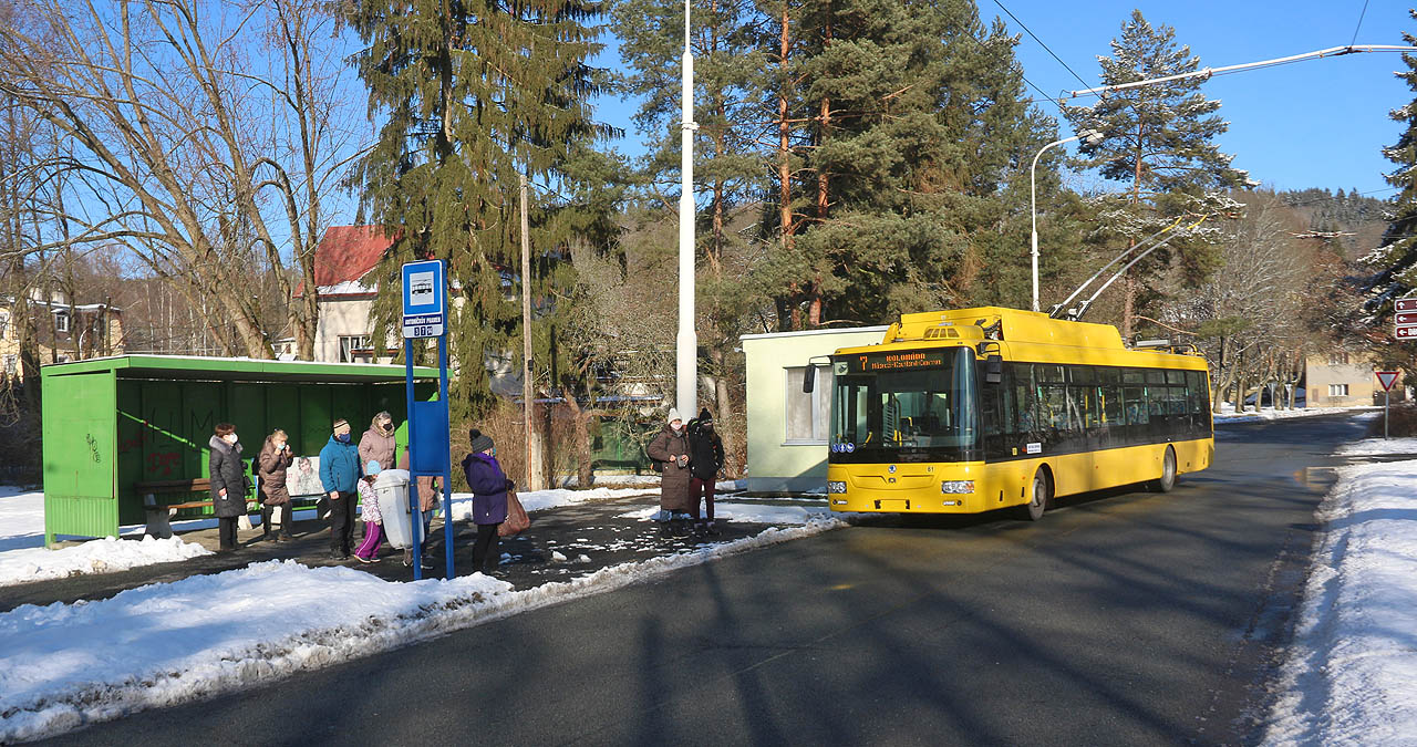 Nakonec došlo i na okružní jízdu trolejbusem. Sedmičkou jsme se zajeli podívat do Úšovic na Antoníčkův pramen a kapli pod železniční tratí.