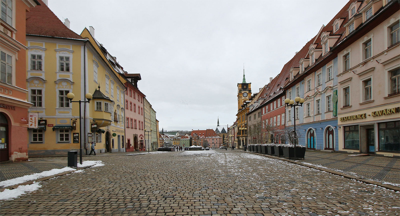 S Narayani jsme strávili asi tři hodiny, ale musela se pak jít podrobit dalším lázeňským procedurám a nás to táhlo ještě víc na západ. A taky se trošku ohřát a osušit s oblečením rozloženým po topení ve vlaku. Tak jsem  si zajeli do Chebu.