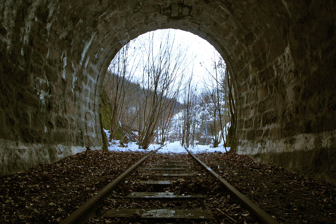 Noc v listí byla nakonec příjemná a přesto, že venku pořádně mrzlo, nebyla nám ani zima. Vstávat jsme museli brzo, měli jsme totiž v plánu ještě před osmou hodinou stihnout autobus do <a href="/Tema/Karlovy Vary">Karlových Varů</a>. Ten nám ovšem ujel, protože v <a href="http://mapy.cz">mapách.cz</a> byly naprosto chybně vyznačené autobusové zastávky.