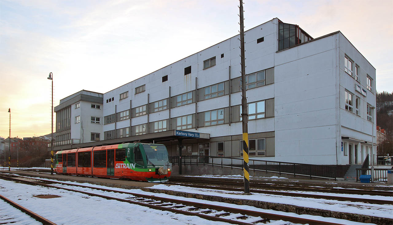 Usmálo se na nás ale štěstí a podařilo se nám stopnout dobrého muže, který se nebál nás ani covidu a hodil nás až do Varů na <a href="/Tema/Karlovy Vary dolní nádraží">dolní nádraží</a>, kde jsme byli dokonce dřív než ujedším autobusem.