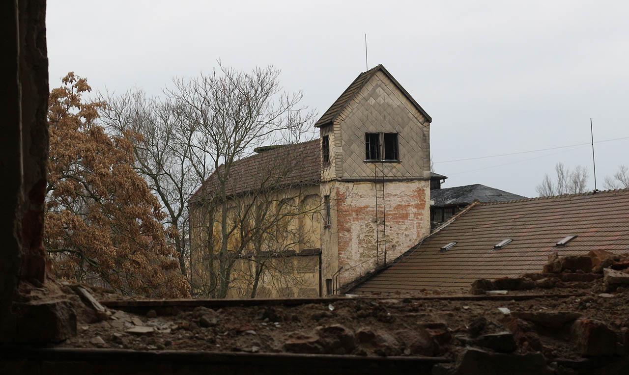 Sbohem Zbrojovko. Pozoroval jsem tě v dětství z vlaku a slýchal o tobě příhody od svých příbuzných, z nichž nějkteří tu strávili celý profesní život. Šťastnou cestu do průmyslového nebe.