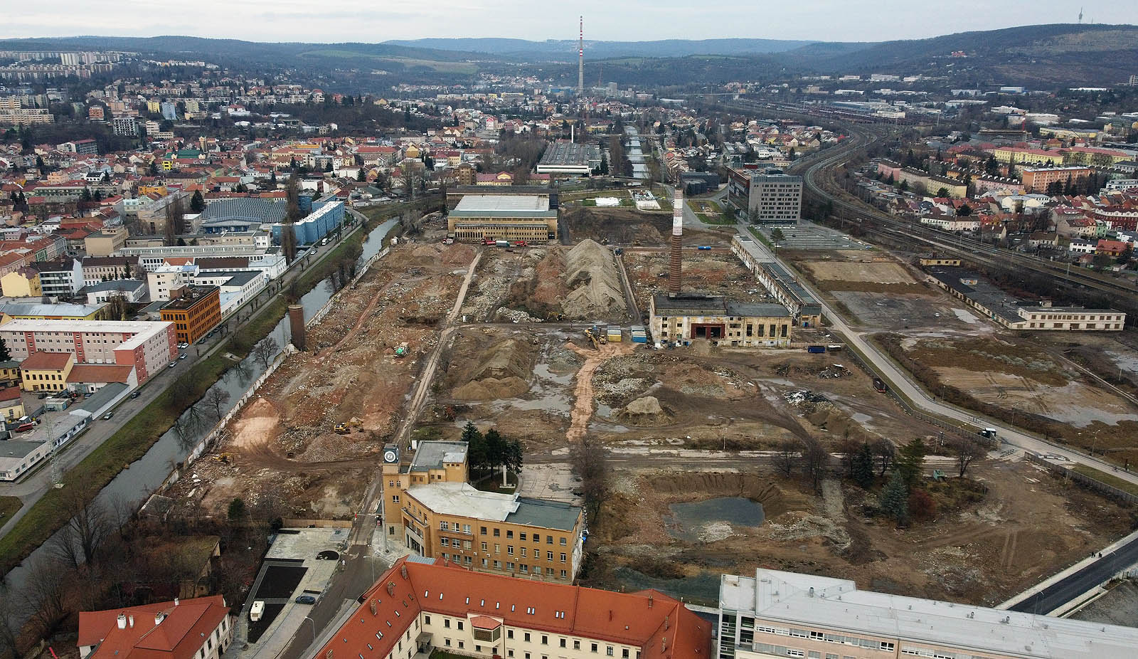 Když jsem se na podzim vrátil z Barcelony a vzlétl jsem nad někdejší továrnu, zjistil jsem, že z hal podél řeky už nestojí zhola nic.