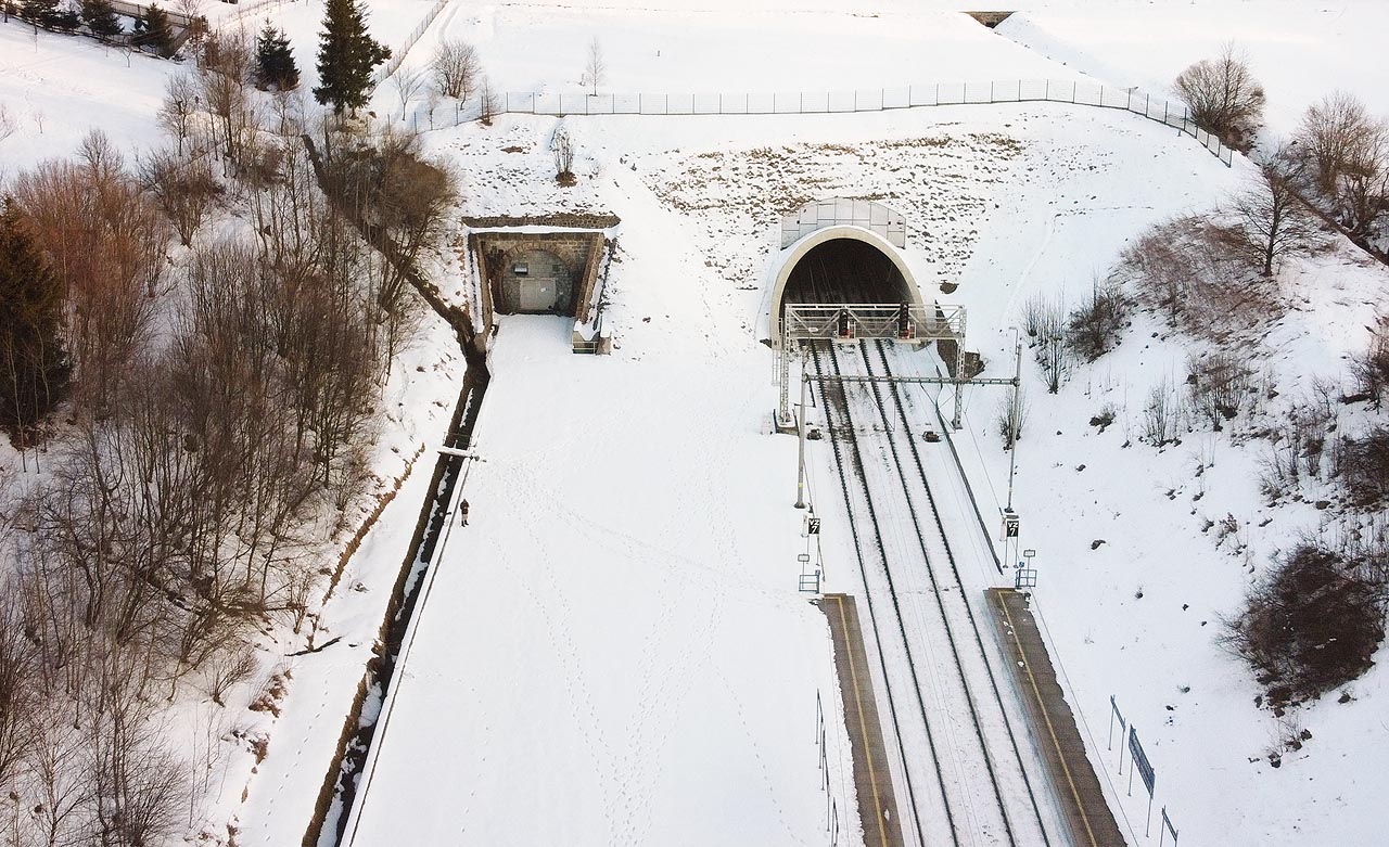 Pohled z dronu na <a href="/Tema/Jablunkovský tunel I">starý</a> a <a href="/Tema/Jablunkovský tunel II">nový</a> Jablunkovský tunel. Pod stejnojmenným průsmykem prochází původní jednokolejný a nový dvojkolejný tunel těsně vedle sebe.