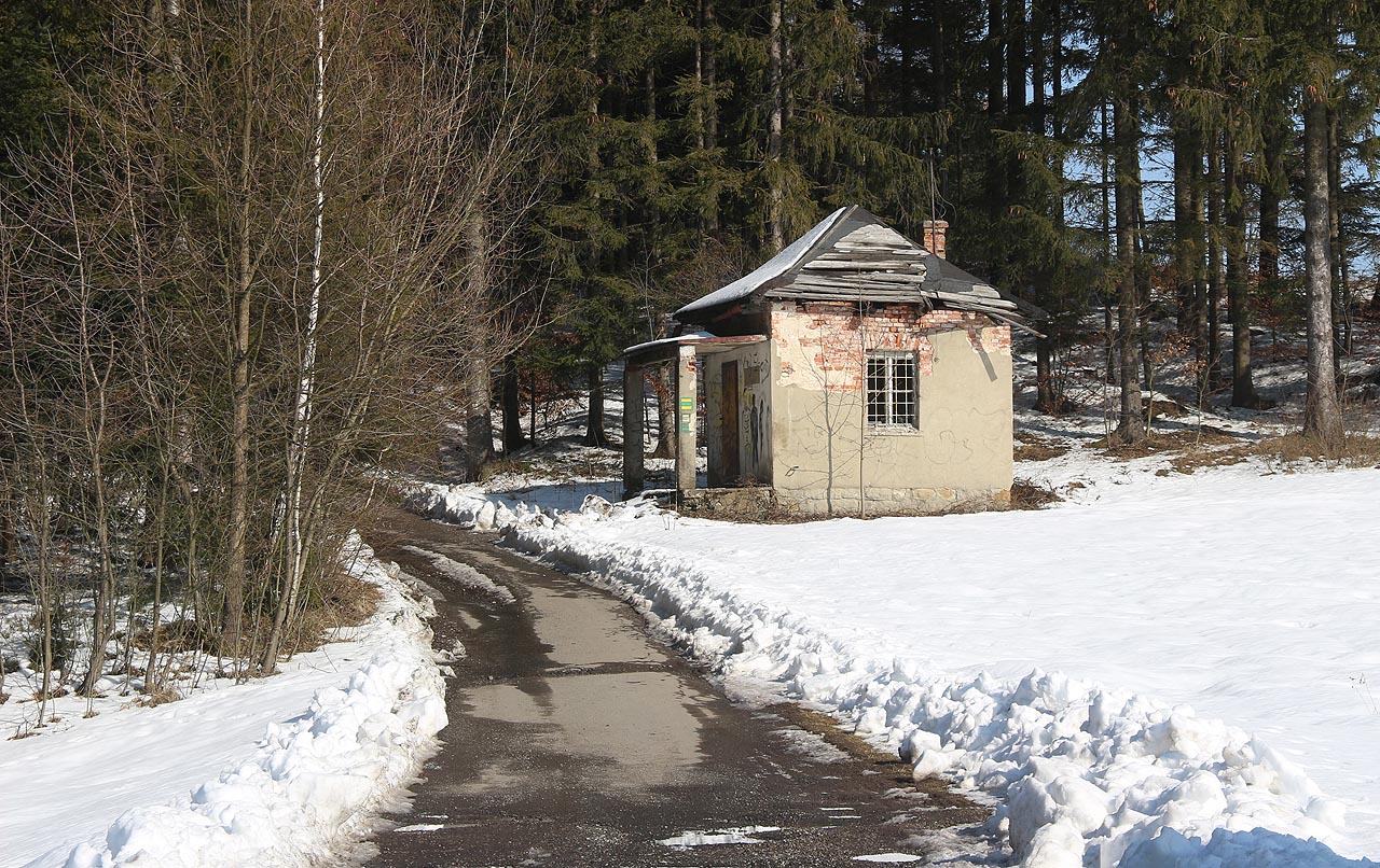 Tato budova snad byla původně bývalou celnicí v Hrčavě, kam se až do 20. let 20. století dalo dostat po silnici pouze z polské strany.