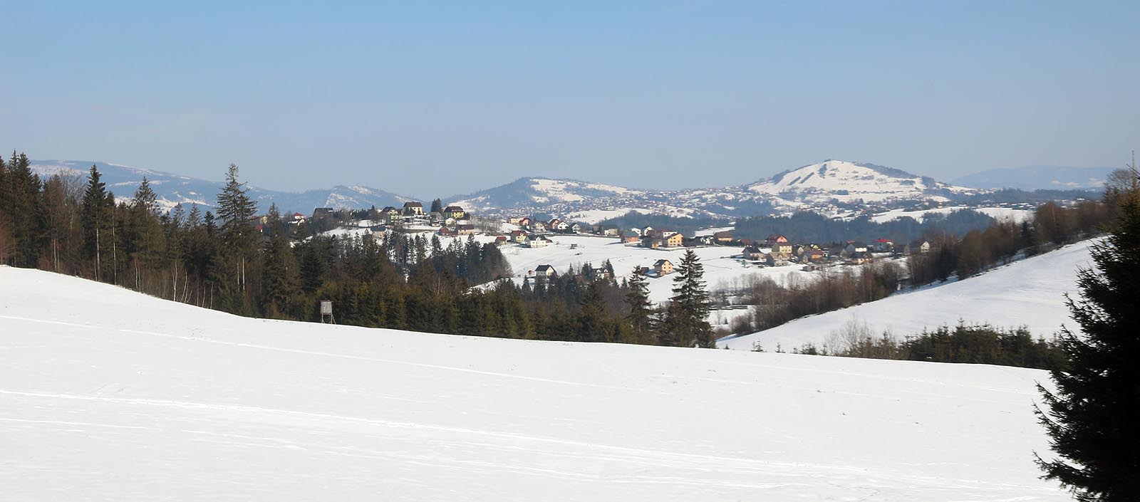 Pohled od Polska na Javorzynku a v dálce pak Koniaków. V oblasti se mohutně staví luxusní velkém domy pro rekreaci bohatých Poláků.