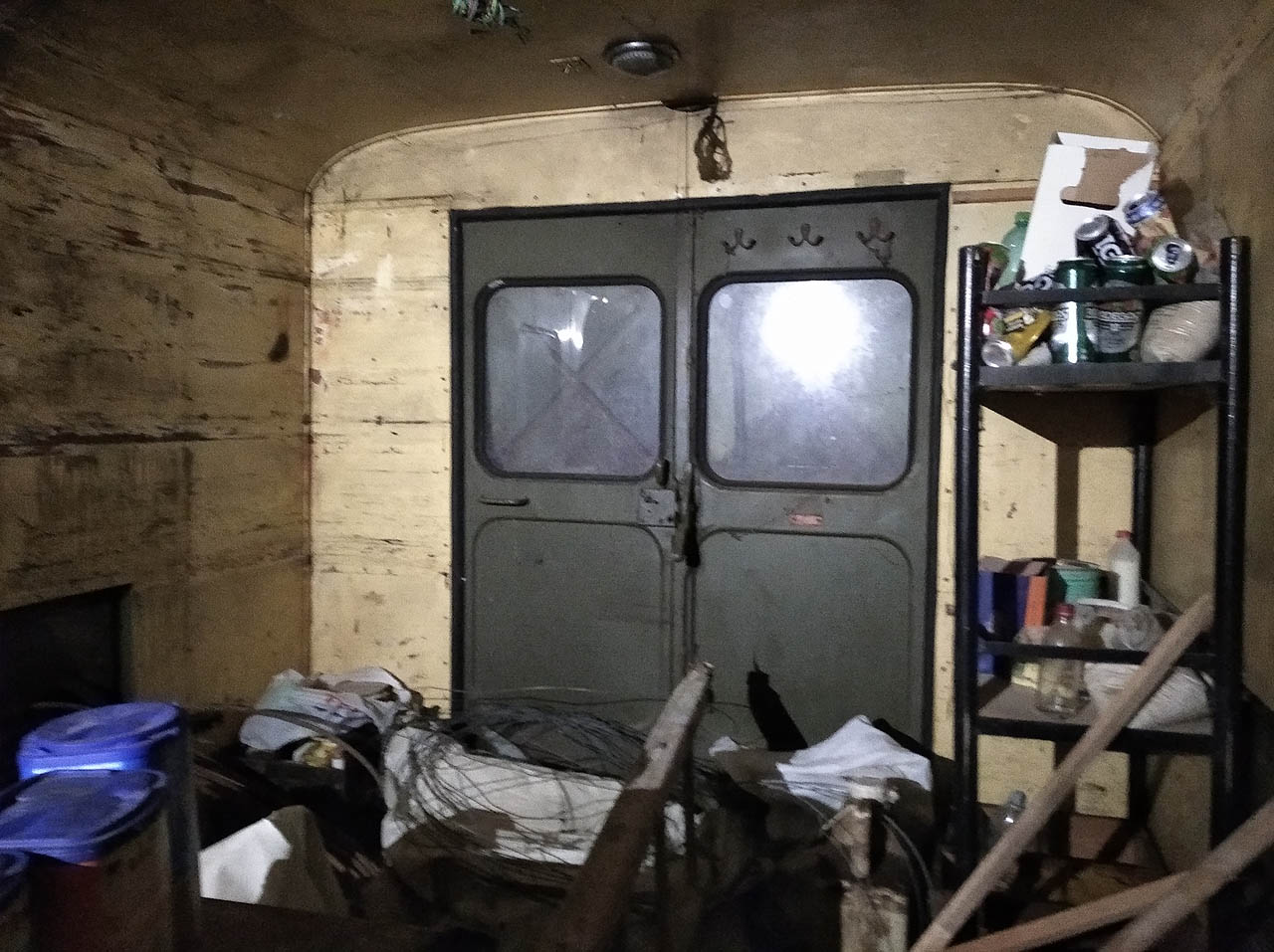 Hned první večer se na nás usmálo štěstí. Obloha je sice převážně jasná, ale fučí ledový vítr a tak bereme zavděk nezamknutou maringotkou na vinici nad vesnicí. Majiteli na dálku děkujeme, vše jsme nechali v původním stavu a naší přítomnosti si určitě ani nevšimnul.