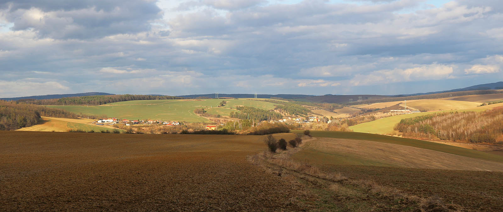 Za proslulým kopcem U Slepice, který je nejvyšším vrcholem Ždánického lesa, jsem odbočili z hřebenovky a vydali se ke <a href="/Tema/Snovídky">Snovídkám</a>. Doufali jsme, že bychom někde mohli sehnat něco čerstvého k jídlu a já jsem si chtěl vyfotit <a href="/Tema/Nemotice (žst)">nádraží v Nemoticích</a>.