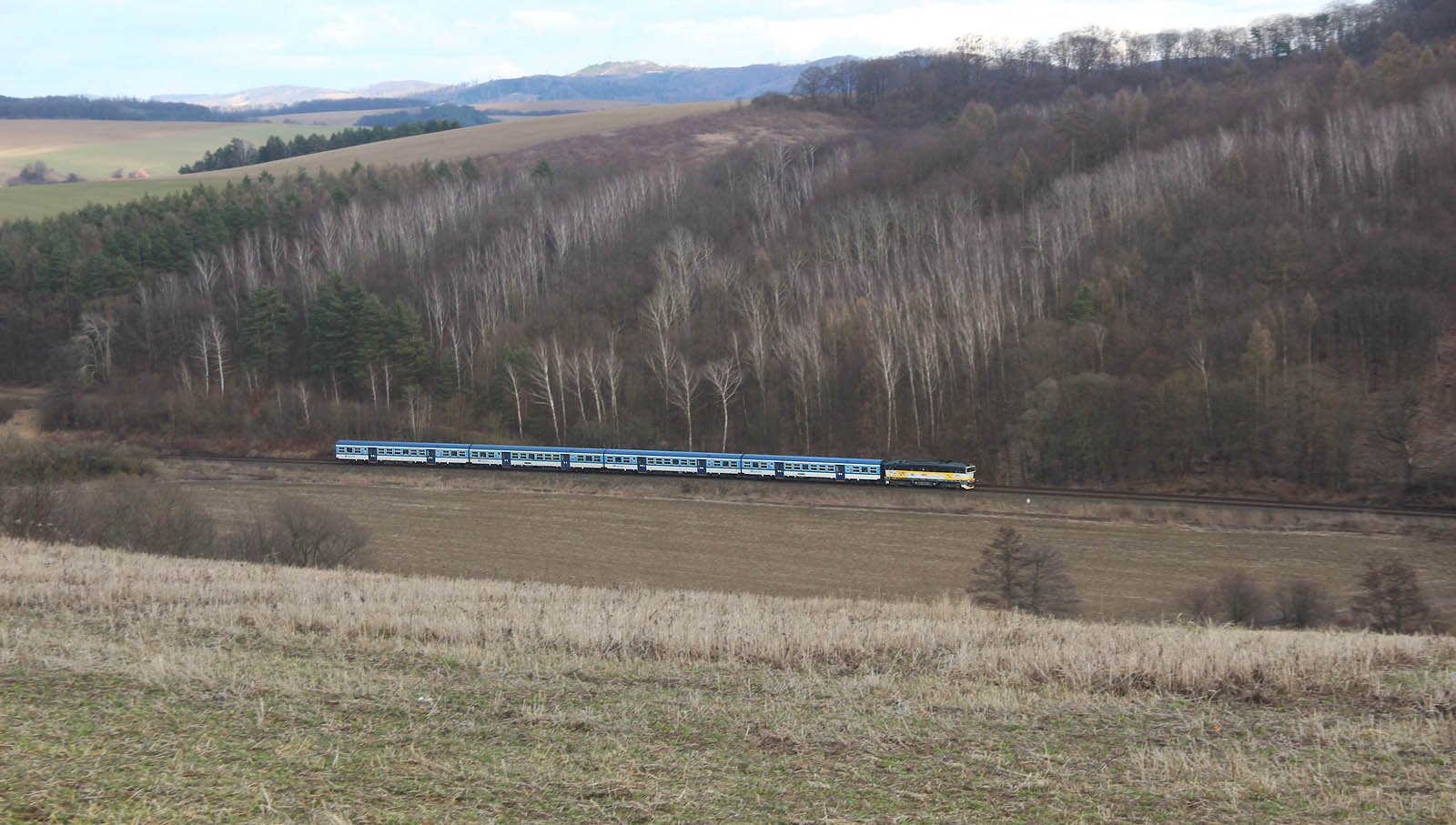 Po celém dni v lesích jsme jako první známku civilizace spatřili projíždějící spěšný vlak 1771 do Starého Města u Uherského Hradiště.