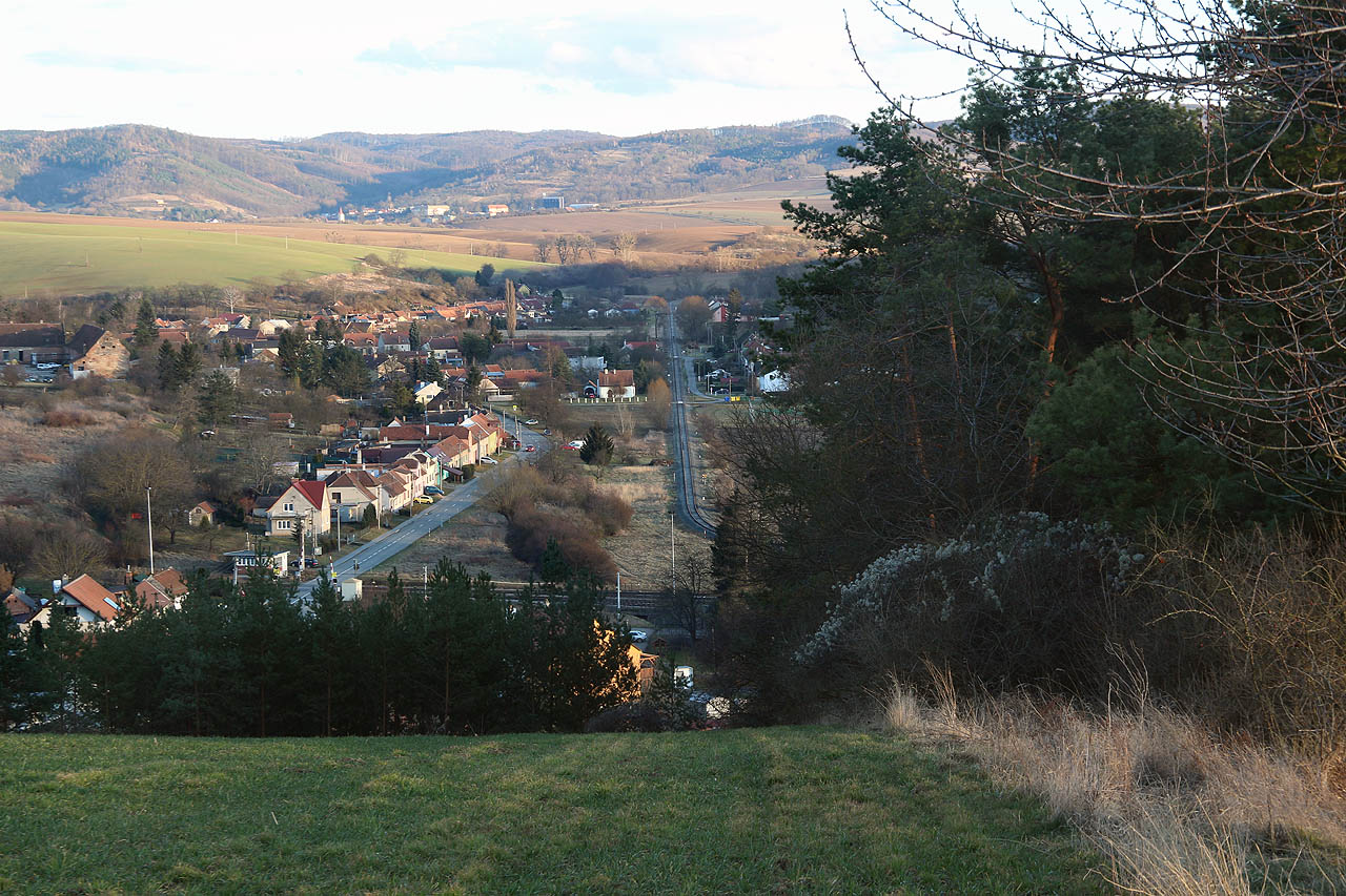 Nad Snovídkami jsme konečně spatřili dráhu do Koryčan, po které už skoro 50 let nejezdí osobní vlaky. Z <a href="/Tema/Koryčany">Koryčan</a> v dálce je vidět zámek a silo.