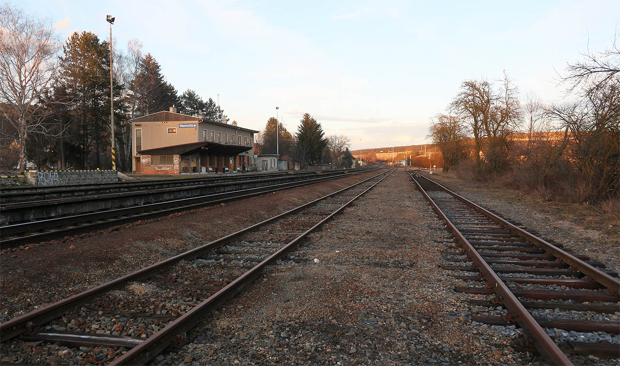 <a href="/Tema/Nemotice (žst)">Železniční stanice Nemotice</a>. V dálce je vidět mehcanická návěstidla.
