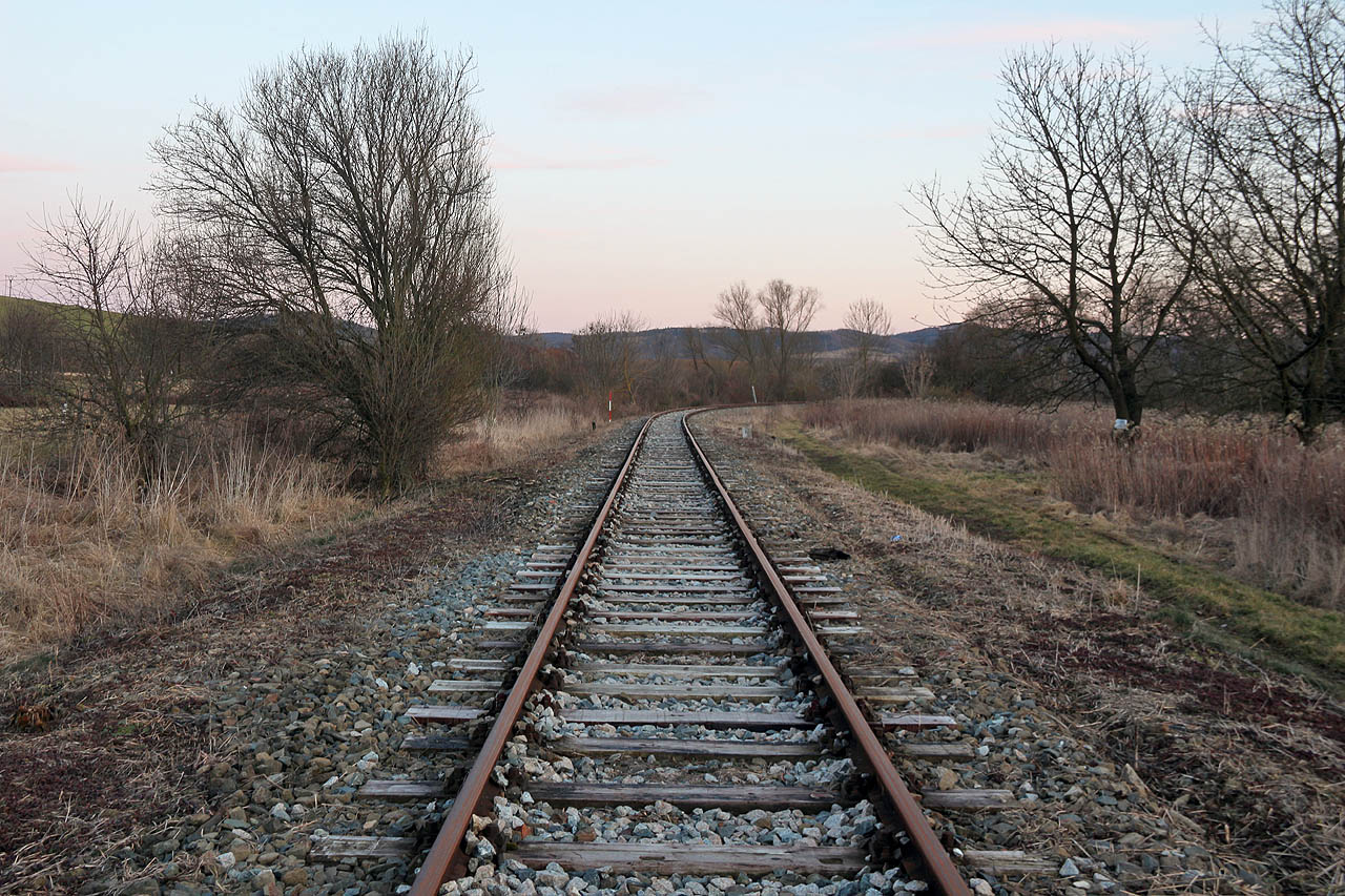 Za soumraku kráčíme po napůl zrušené trati do Koryčan. Vybrali jsme si koleje, protože na těch nejsme vidět a nejsme tak nápadní, jako kdybychom šli po silnici. Po setmění jsme se pak vzájemně vyděsili s podobnou dvojicí, která pod rouškou tmy putovala opačným směrem.