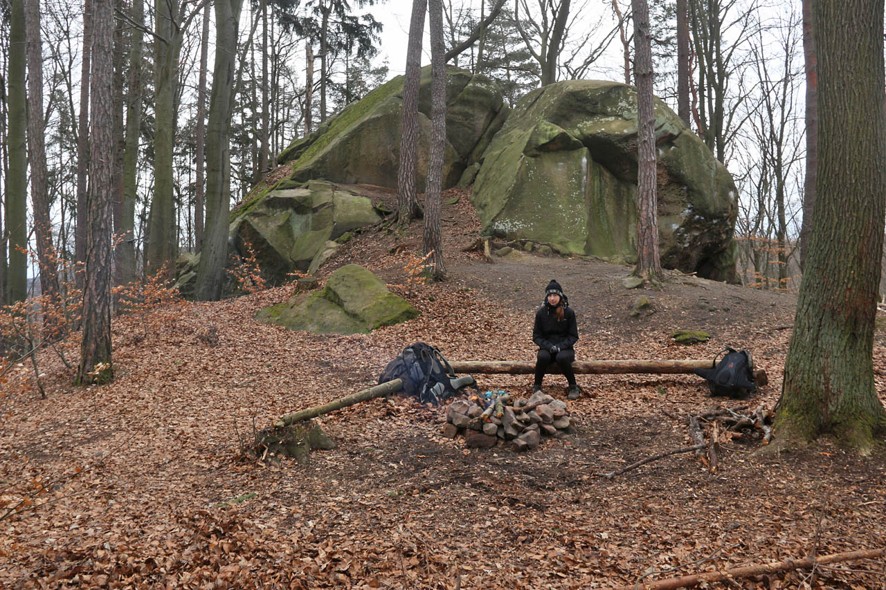 Druhá noc byla drsnější. Protože v noci poprchávalo, ustlali jsme si v malém seníku kousk od Pečínkovy skály (na snímku, při snídani). V noci nás vzbudilo houkání sirén z Koryčan, kde se snad kromě covidu strhla ještě nějaká další živelná katastrofa. navíc jsme se na sebe v trojúhleníkových jesličkách pořád tlačili a ráno jsme byli úplně rozlámaní.