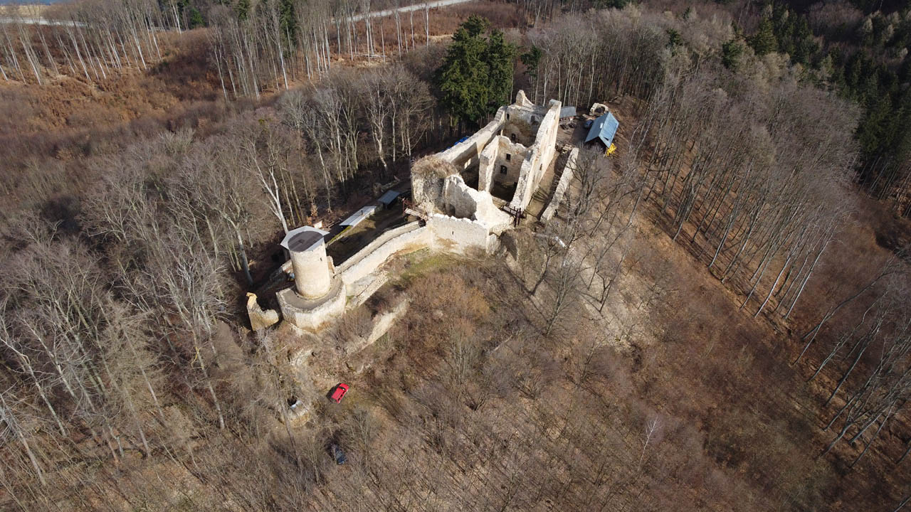 Na cestě jsme měli dva krásné hrady: Cimburk (na snímku) a Buchlov. Ani do jednoho jsme se ale nemohli podívat. Brány byly neprůstřelně uzavřeny, a tak jsem aspoň provětral dron.