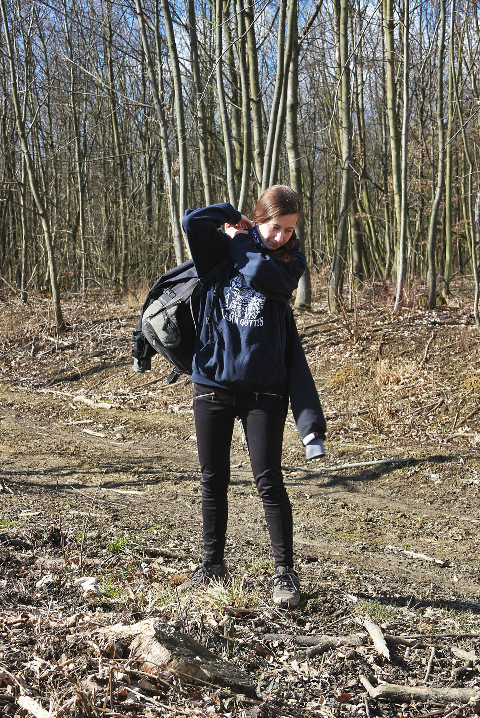 Na hřeben jsme se vyšplhali záhy, vlastně jsme ani nemuseli moc šplhat. Střídali jsme se v nesení těžšího batohu a přes silnici č. 54 vedoucí horským průsmykem jsme opatrně probíhali z lesa do lesa, aby na nás nebylo vidět z místa, kde kříží hranici okresů Břeclav a Vyškov. Zatím nás nikdo neviděl, v lese bylo úplně liduprázdno.