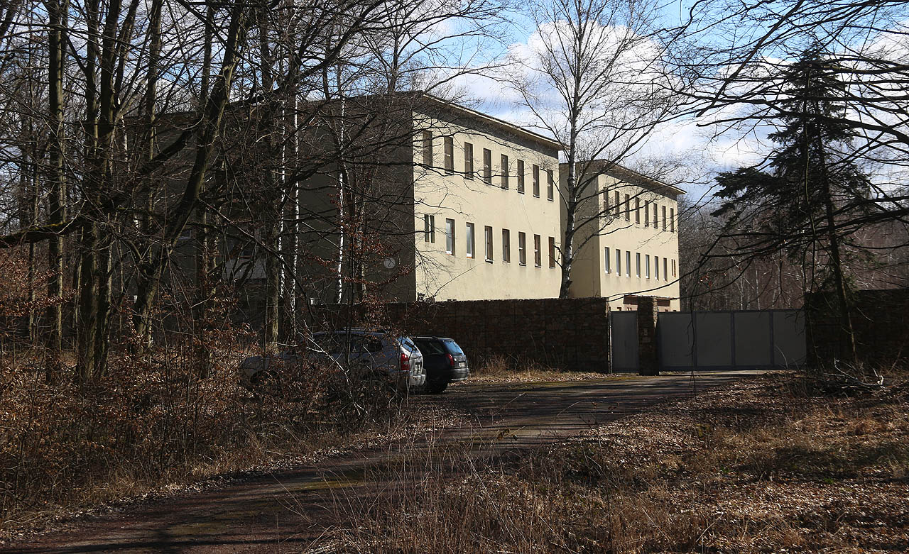 O záhadném objektu na hřebeni Ždánického lesa, který byl zřejmě součástí raketové ochrany Brna, víme už dlouho. Mysleli jsme si, že bude prázdný, ale nebyl. Něco se tu děje a my raději bývalý vojenský objekt obcházíme v uctivé vzdálenosti.