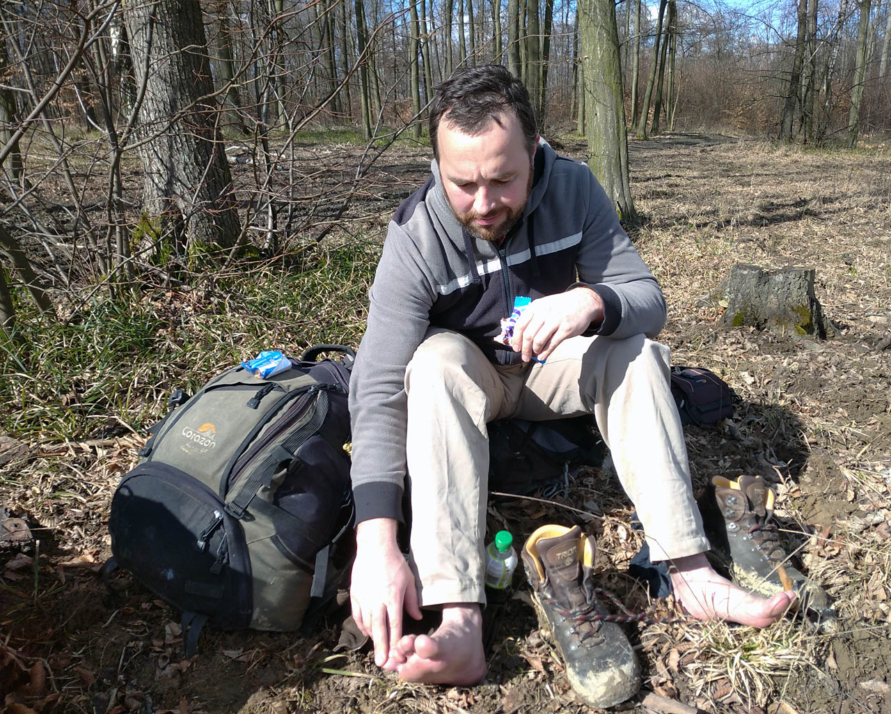 Na fotkách vypadá slunečné počasí harmonicky, ale je ještě pořádná zima a pořád intenzivně fouká. V pohorkách se nám proto nejde nejlépe a musíme být pořád oblečení v několika teplých vrstvách.