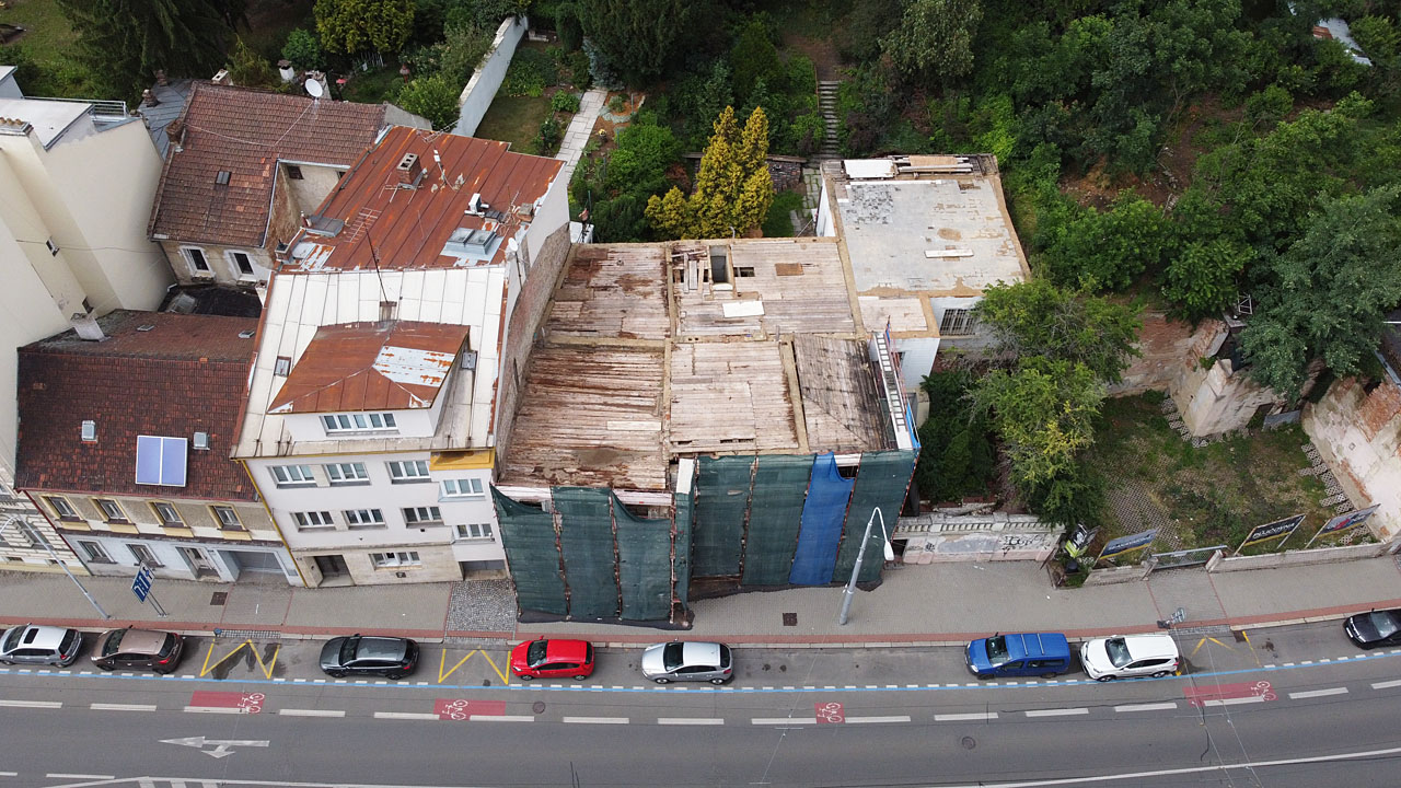 Než jsme stihli zaznamenat, že noví majitelé hodlají porušit zákon a vilu ilegálně zbourat, ocitla se stavba pod modrou plachtou. Později jsme se dozvěděli, že se u vily konalo i několik protestů a happeningů, na dělníky pracující bez povolení k demolici dokonce místní zavolali policii, ale všechno bylo marné. Přes lživé ujišťování, že jde o rekonstrukci, byla vila postupně zbourána se svolením majitelů Jiřího Konečného, Bohumíra Šťastného a Tomáše Mejzlíka.