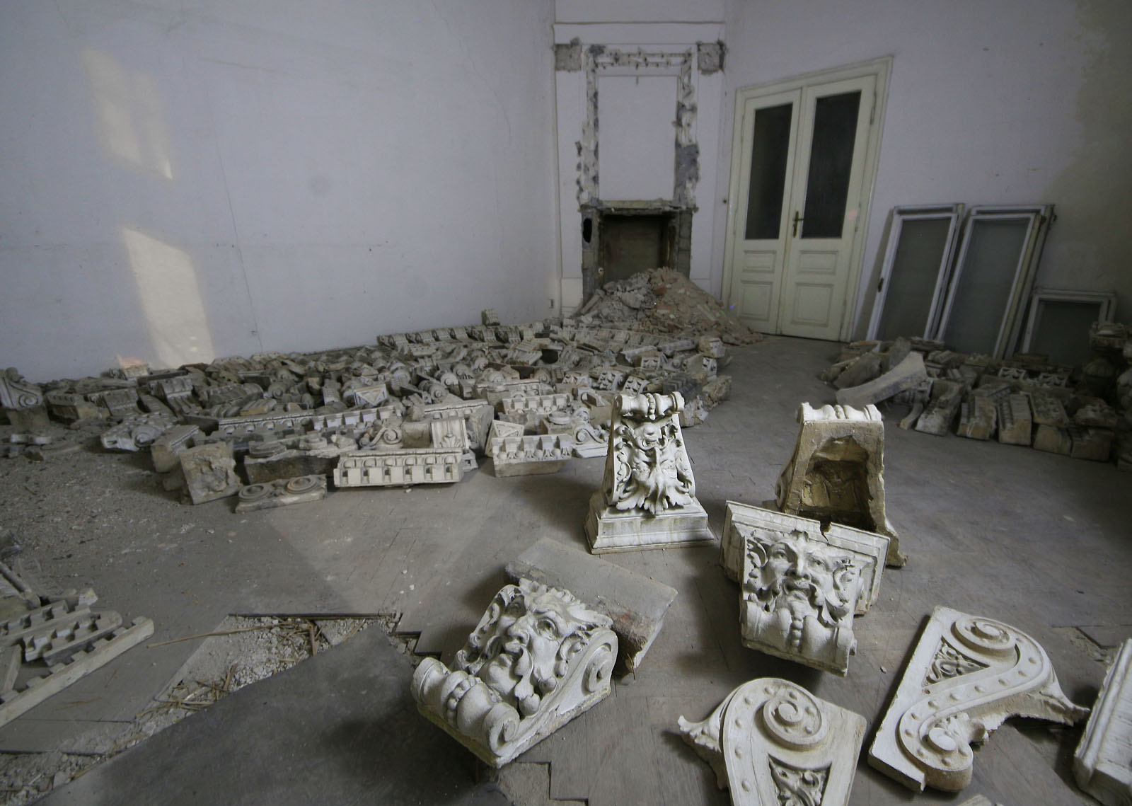 Pro posílení klamného pocitu, že majitelům na vile záleží, nechali majitelé v první vlně demolice sejmout štukové ornamenty, které pohodili volně do prostoru vily. Interiér tak dostal zajímavý nádech.