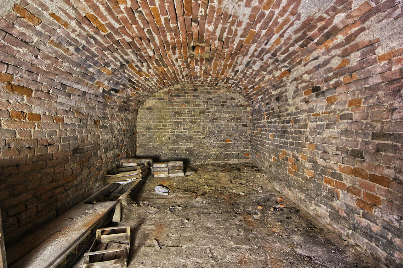 Vila měla i několik pater sklepů pod úbočím Žlutého kopce.