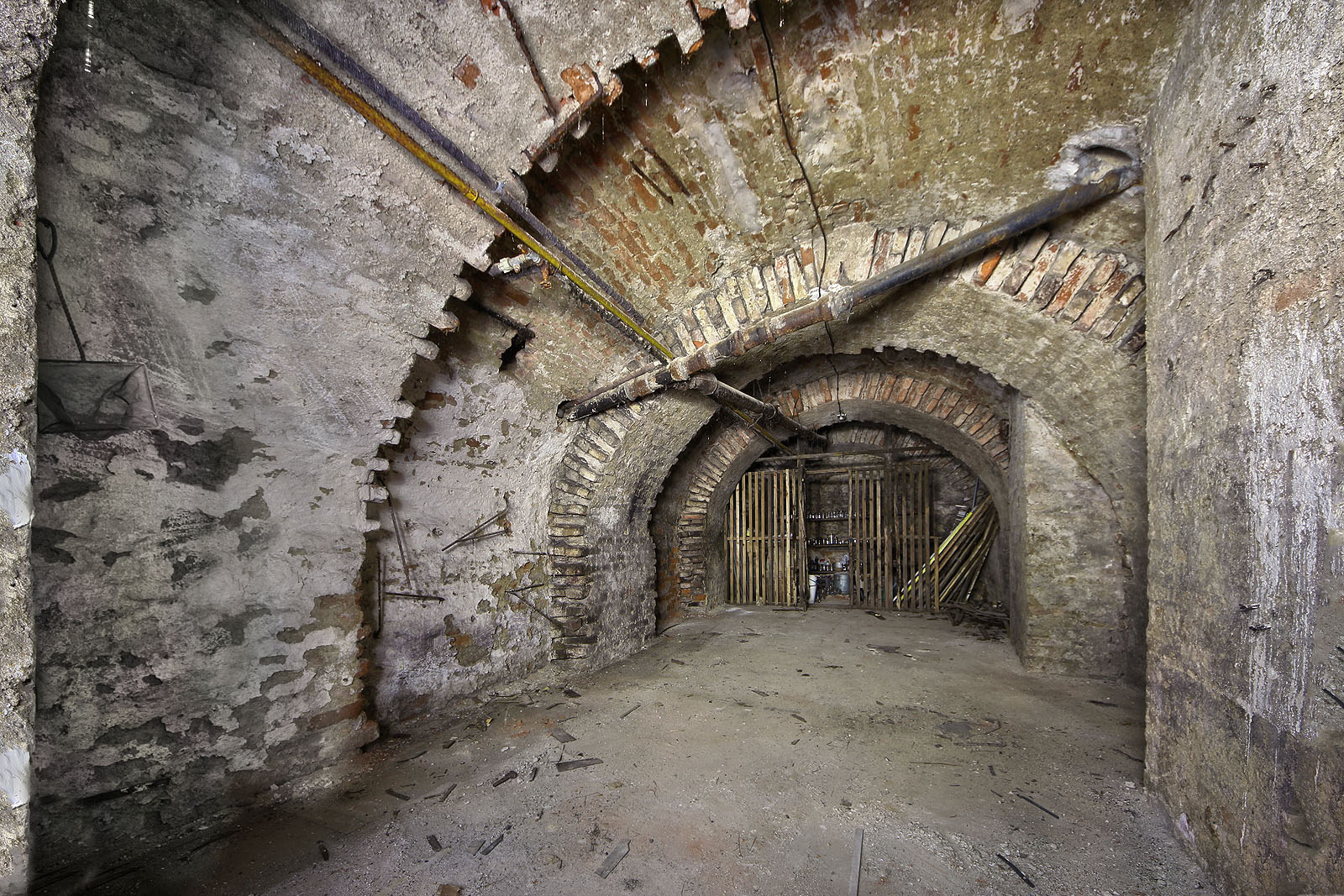 Sklepní trakt obrácený do ulice Hlinky.