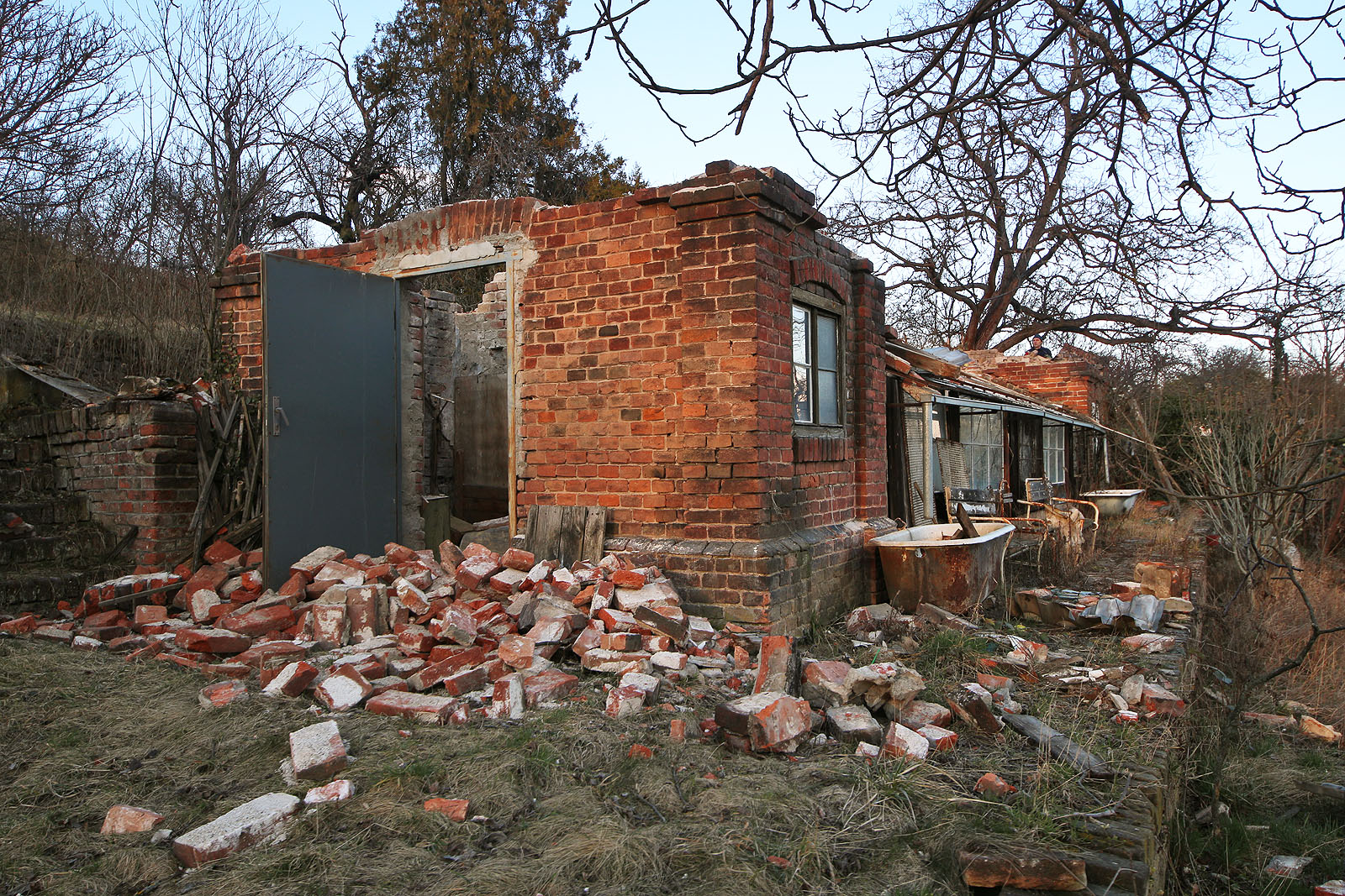 Součástí bezohledné likvidace vily byl i doslova rozvrat krásného skleníku v zahradě. Tady kdysi majitelka, paní Eichlerová pečovala o své květiny.
