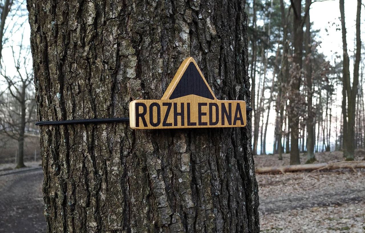 Protože jsme rozhlednu hledali naslepo, po lese náhodně rozeseté značky nám docela pomohly. Chtěl bych proto na tomto místě poděkovat neznámému dobrodinci, který je šňůrkou přivázal ke stromům.