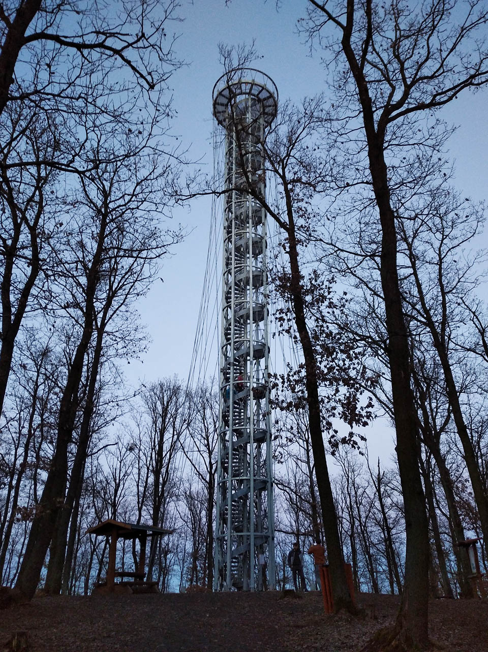 Za setmění jsme ji našli. Přuznám se, že jsem čekal leccos, ale tahle stavba mě svojí výškou vyrazila dech. Už v polovině jsme cítili, jak náramně se kýve a na vrcholové plošině jsme měli pocit jako v lodním koši.